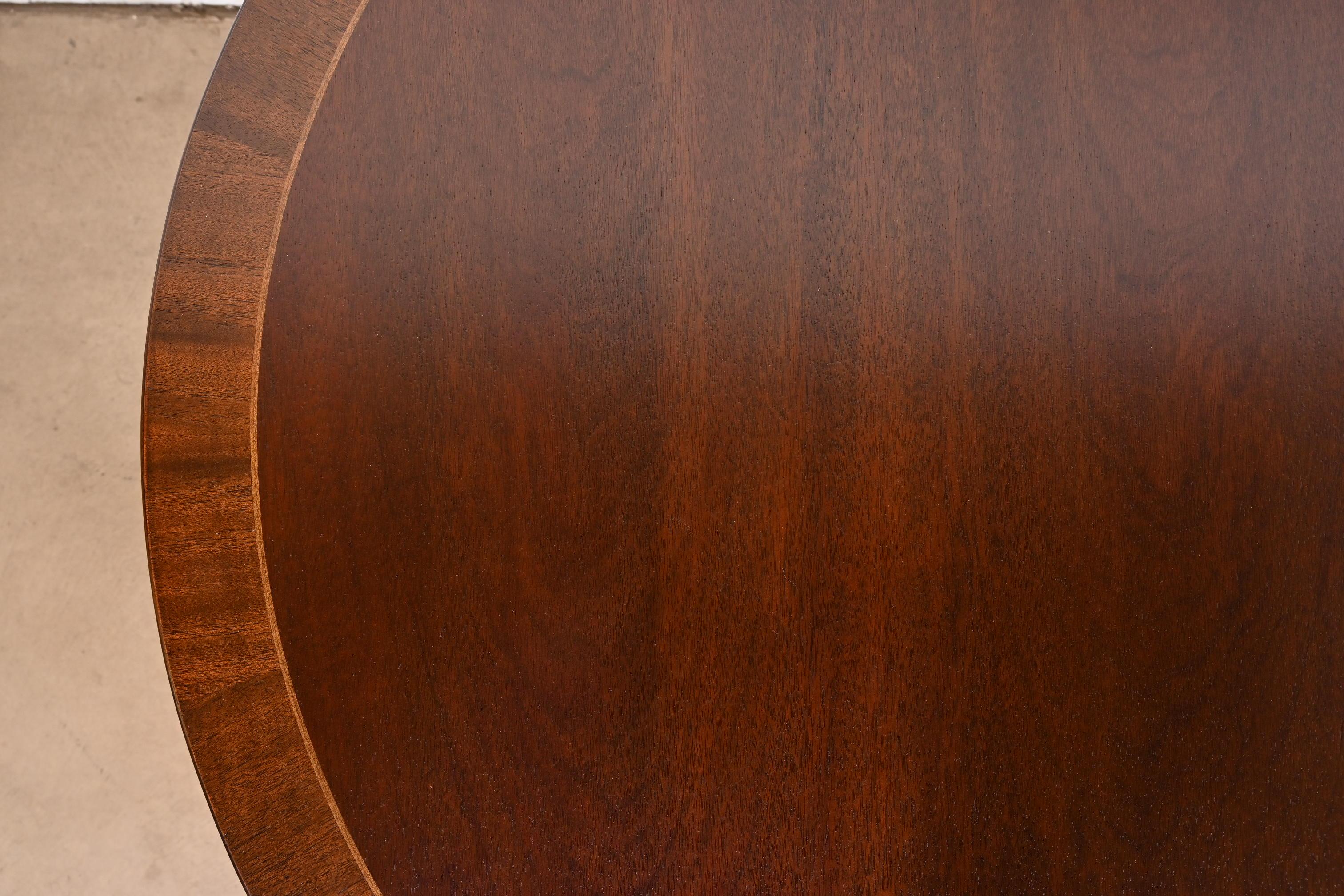 Baker Furniture Mesa de comedor histórica de caoba georgiana con bandas de Charleston Latón en venta