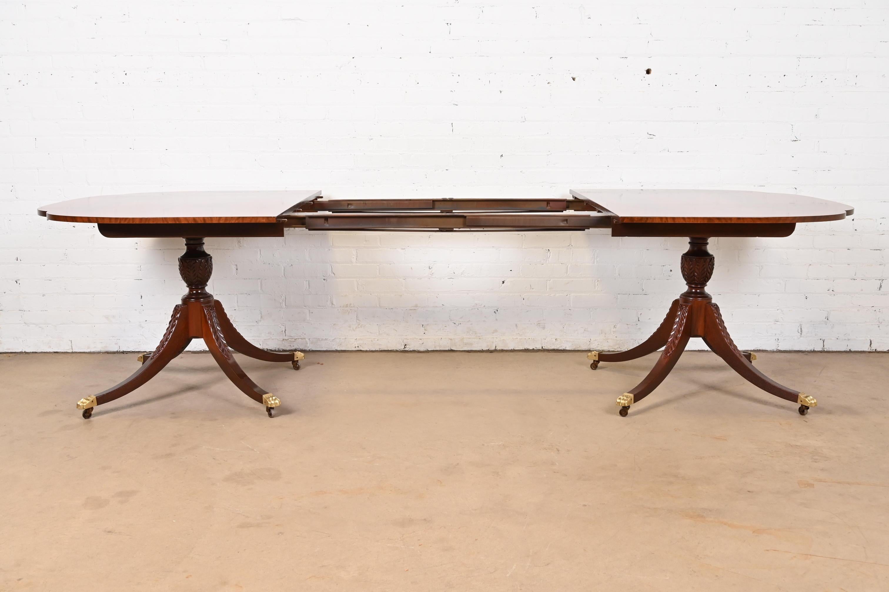 Baker Furniture Mesa de comedor histórica de caoba georgiana con bandas de Charleston Latón en venta