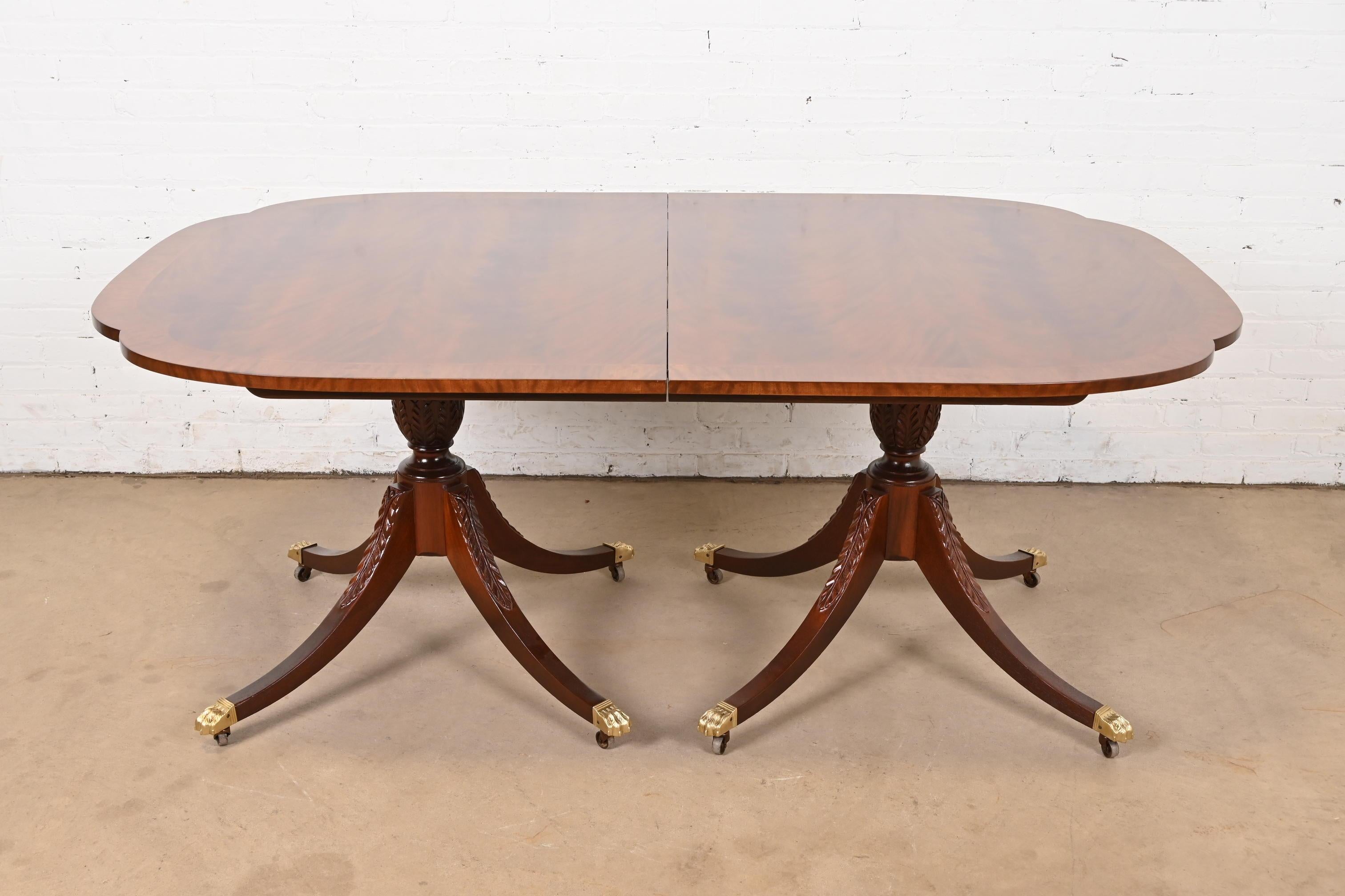 Baker Furniture Mesa de comedor histórica de caoba georgiana con bandas de Charleston en venta 1