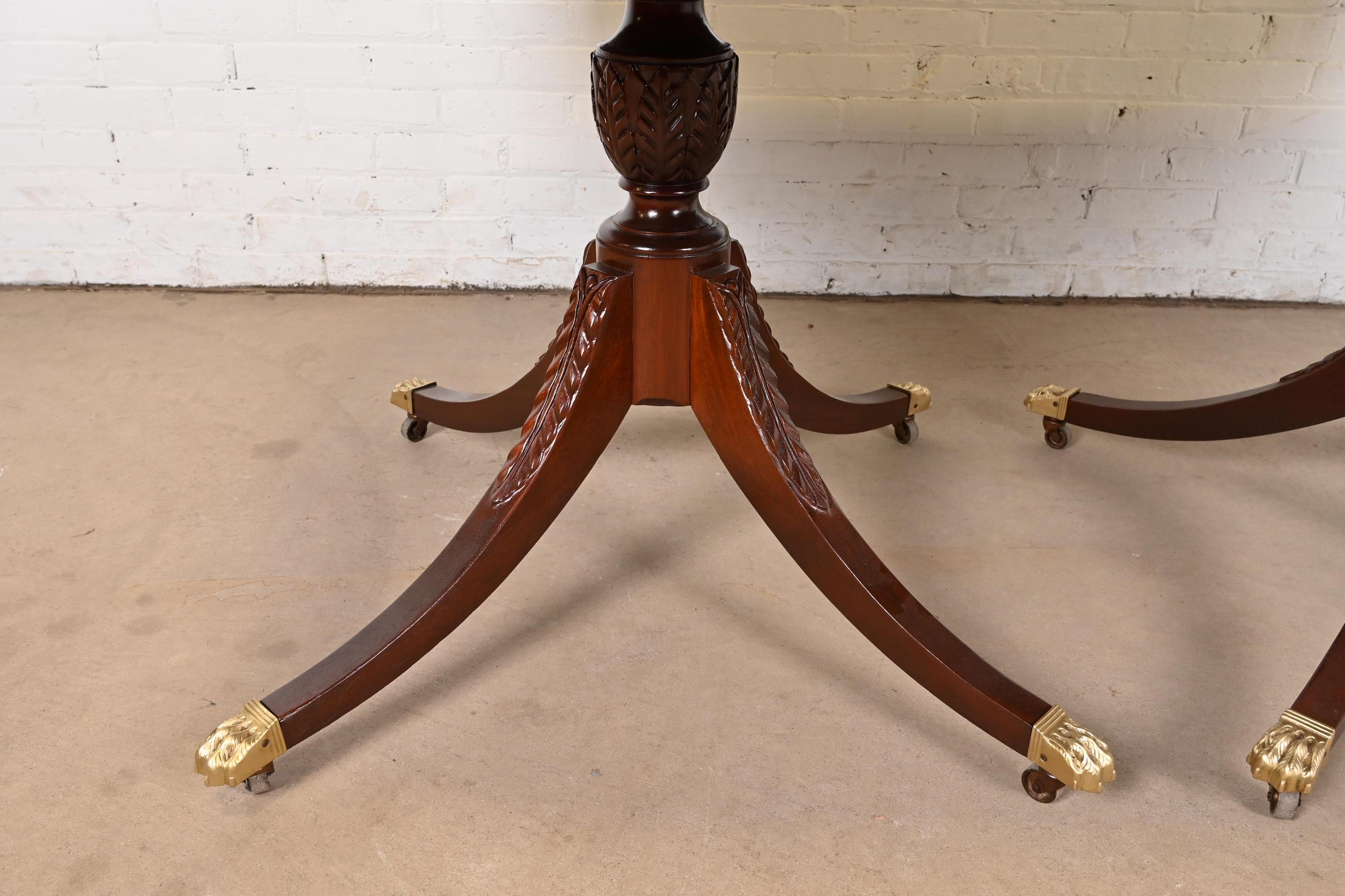 Baker Furniture Mesa de comedor histórica de caoba georgiana con bandas de Charleston en venta 2