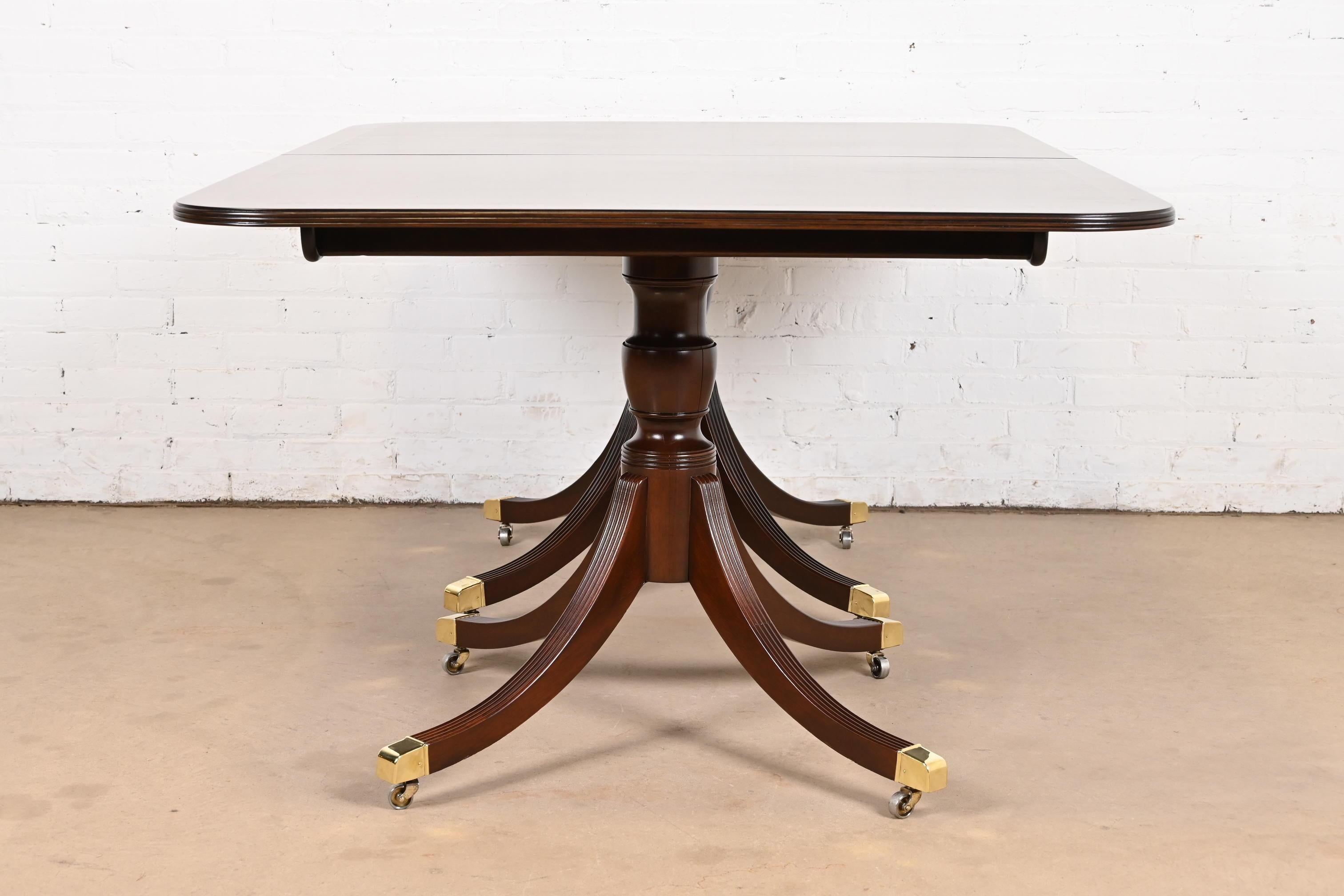 Baker Furniture Historic Charleston Georgian Banded Mahogany Pedestal Table (table à piédestal) 4