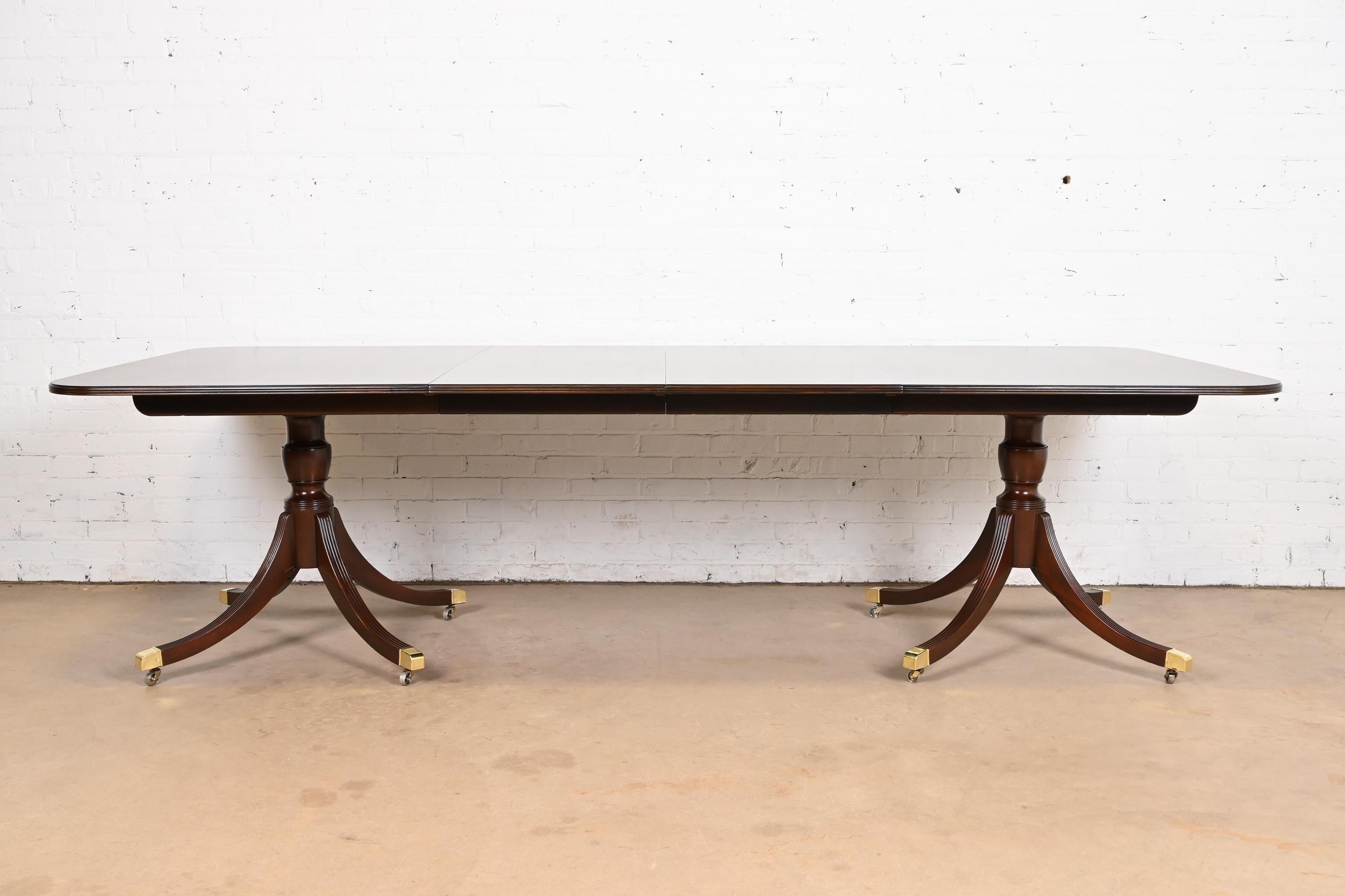 Américain Baker Furniture Historic Charleston Georgian Banded Mahogany Pedestal Table (table à piédestal)
