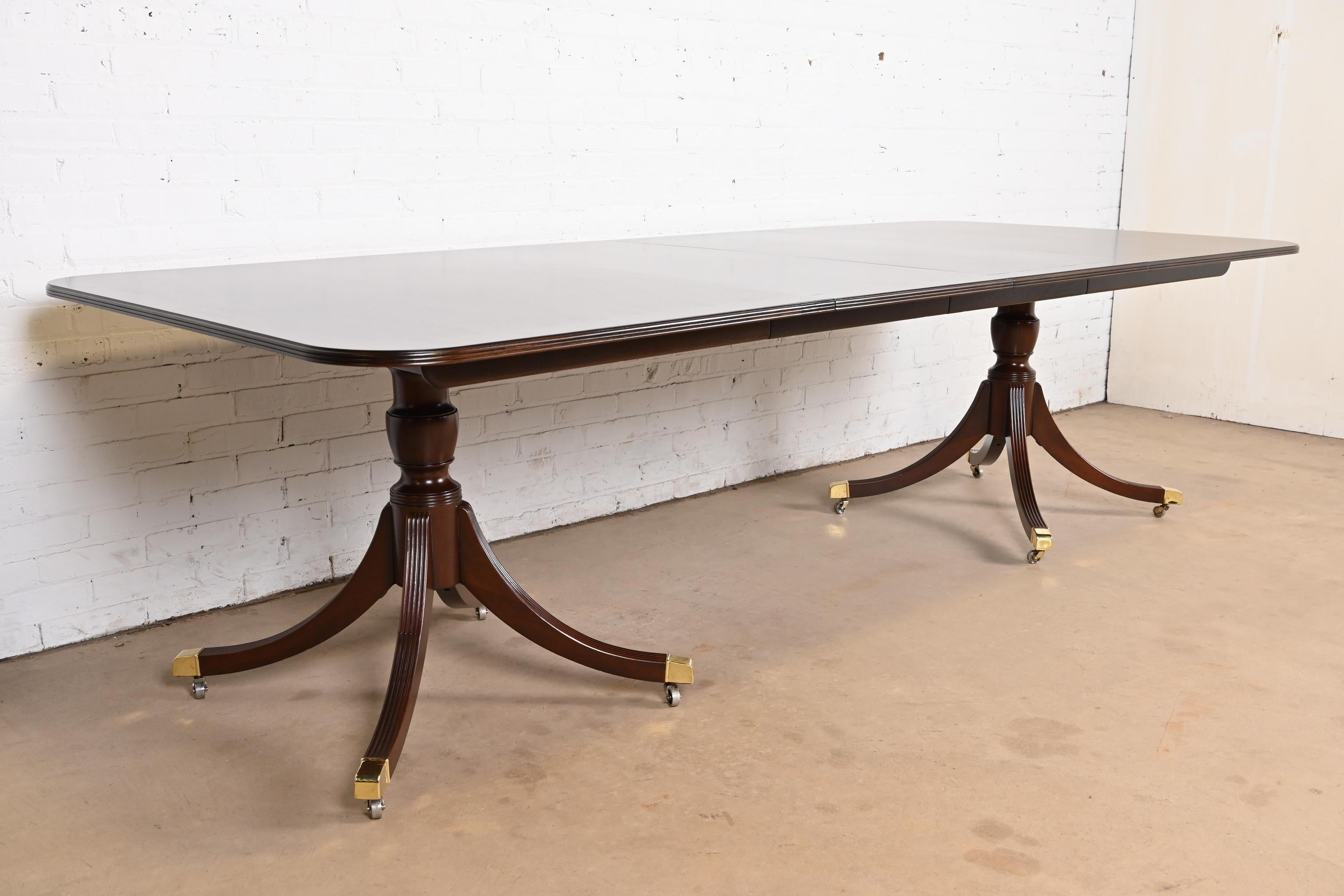 Baker Furniture Historic Charleston Georgian Banded Mahogany Pedestal Table (table à piédestal) Bon état à South Bend, IN