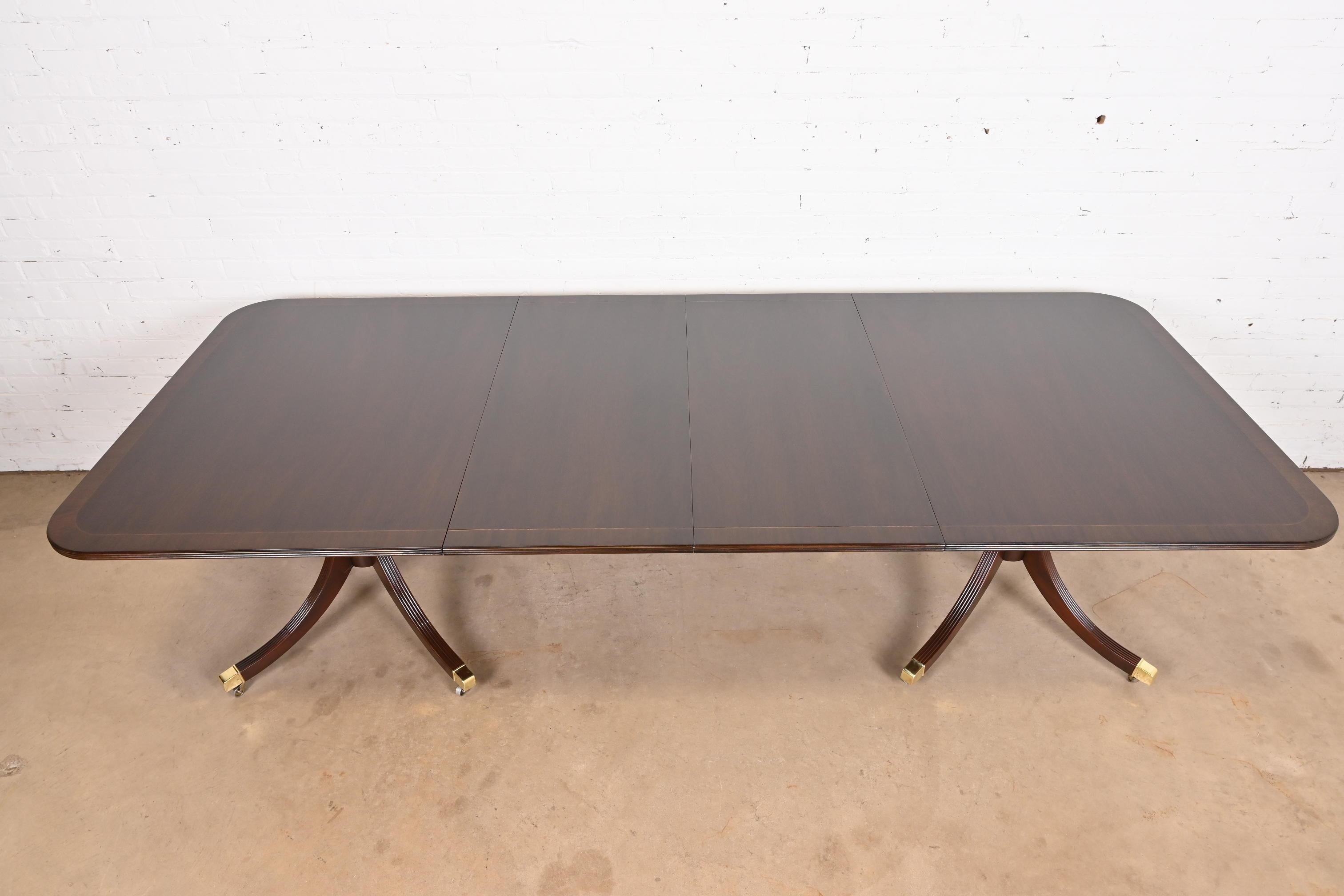 Fin du 20e siècle Baker Furniture Historic Charleston Georgian Banded Mahogany Pedestal Table (table à piédestal)