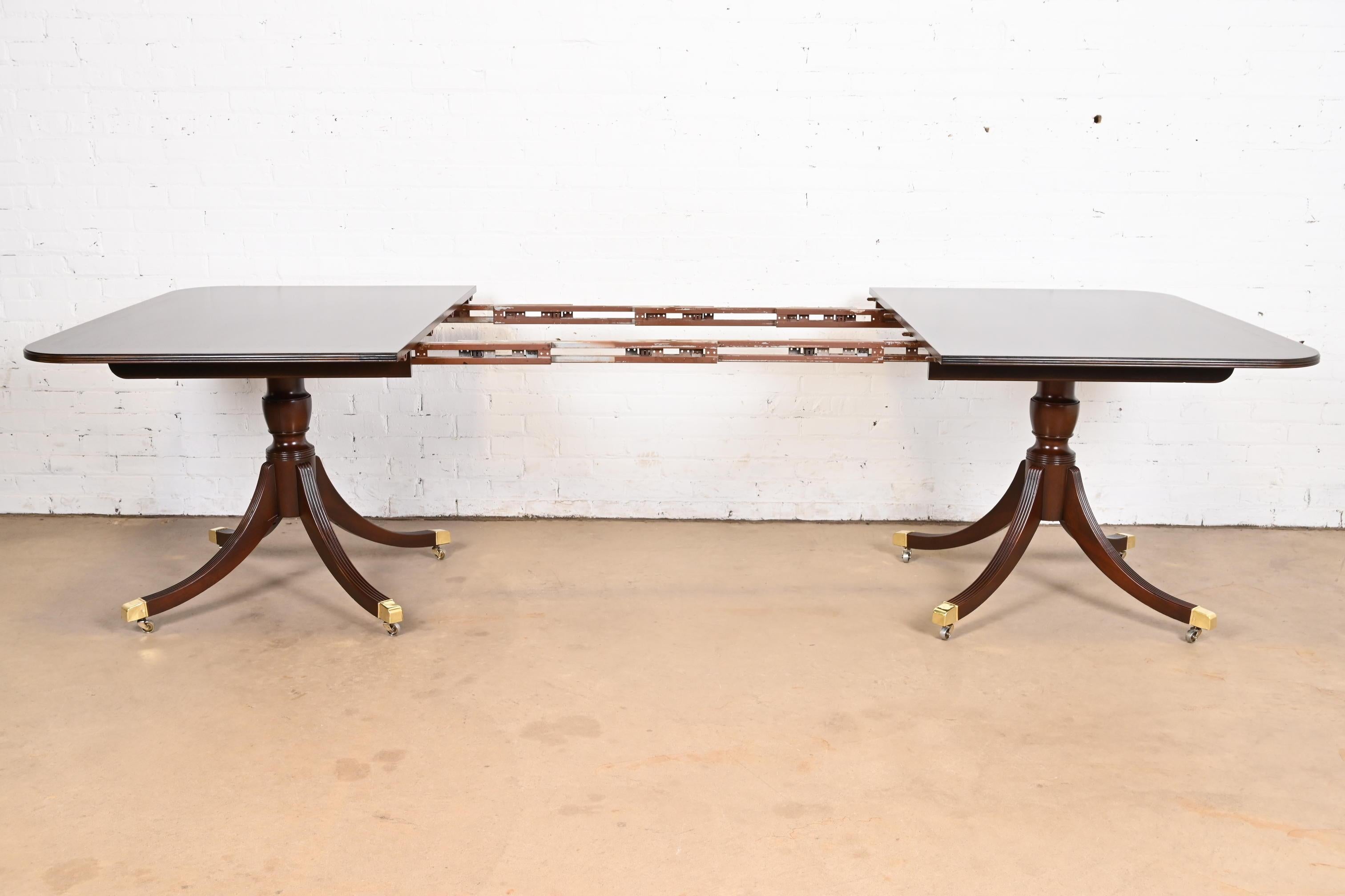 Laiton Baker Furniture Historic Charleston Georgian Banded Mahogany Pedestal Table (table à piédestal)