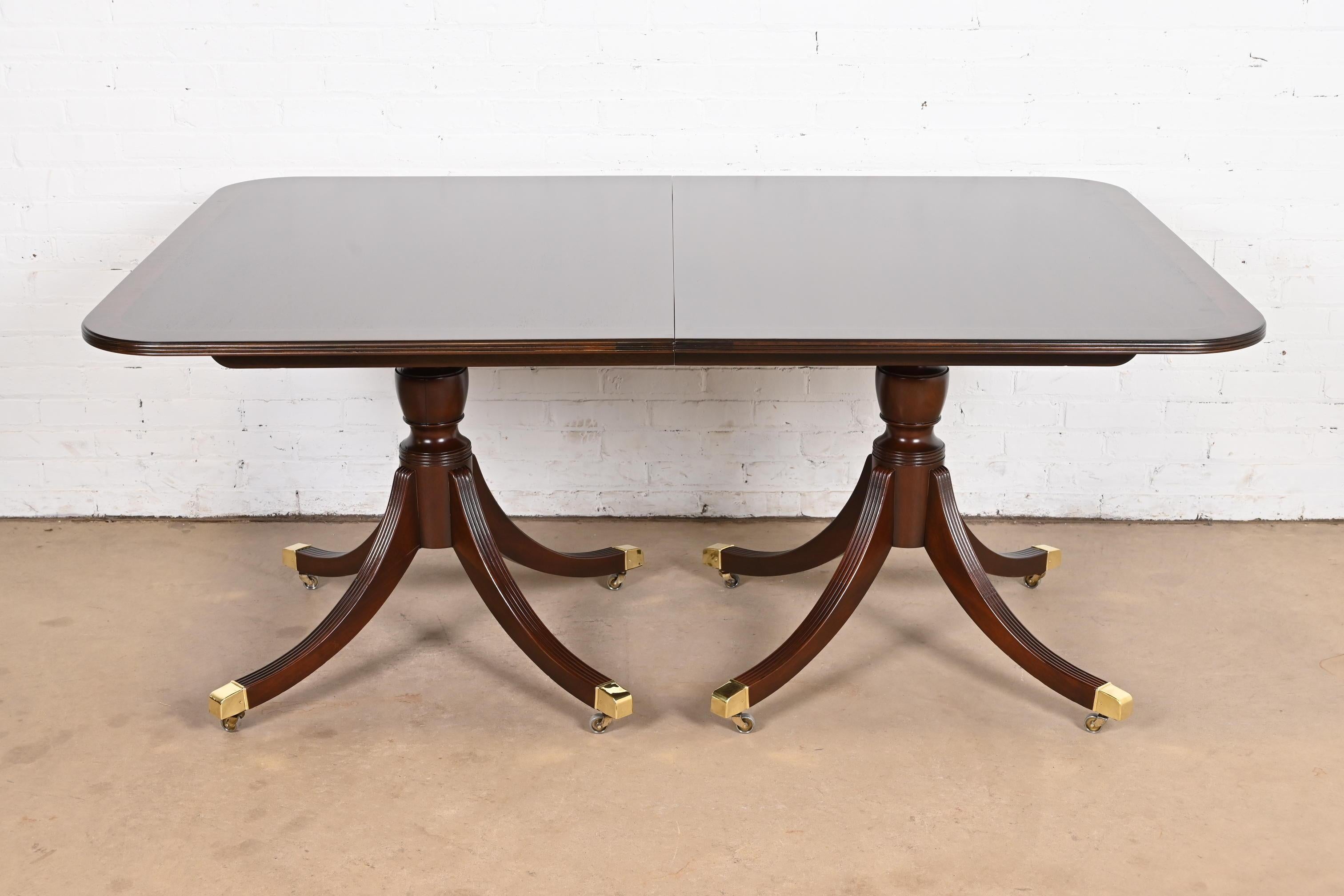 Baker Furniture Historic Charleston Georgian Banded Mahogany Pedestal Table (table à piédestal) 1