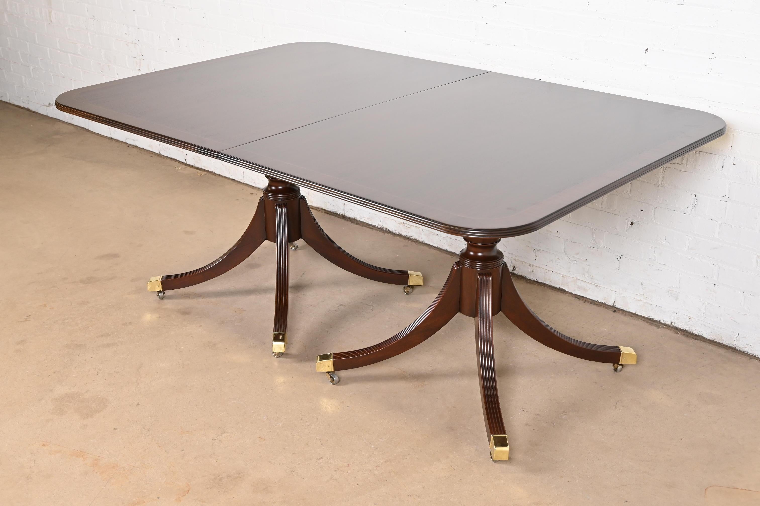 Baker Furniture Historic Charleston Georgian Banded Mahogany Pedestal Table (table à piédestal) 2