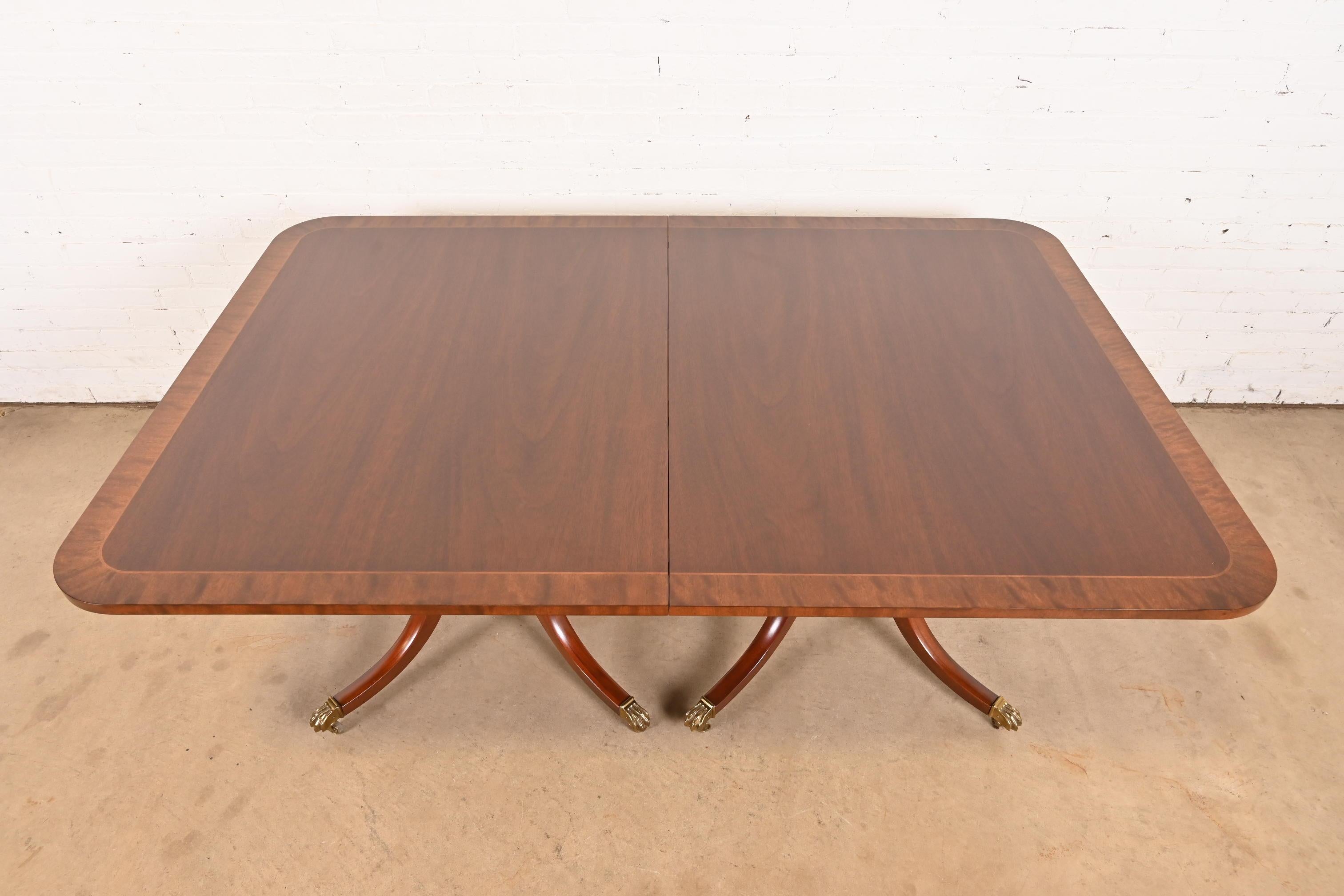 Baker Furniture Historic Charleston Georgian Banded Mahogany Table, Refinished en vente 3