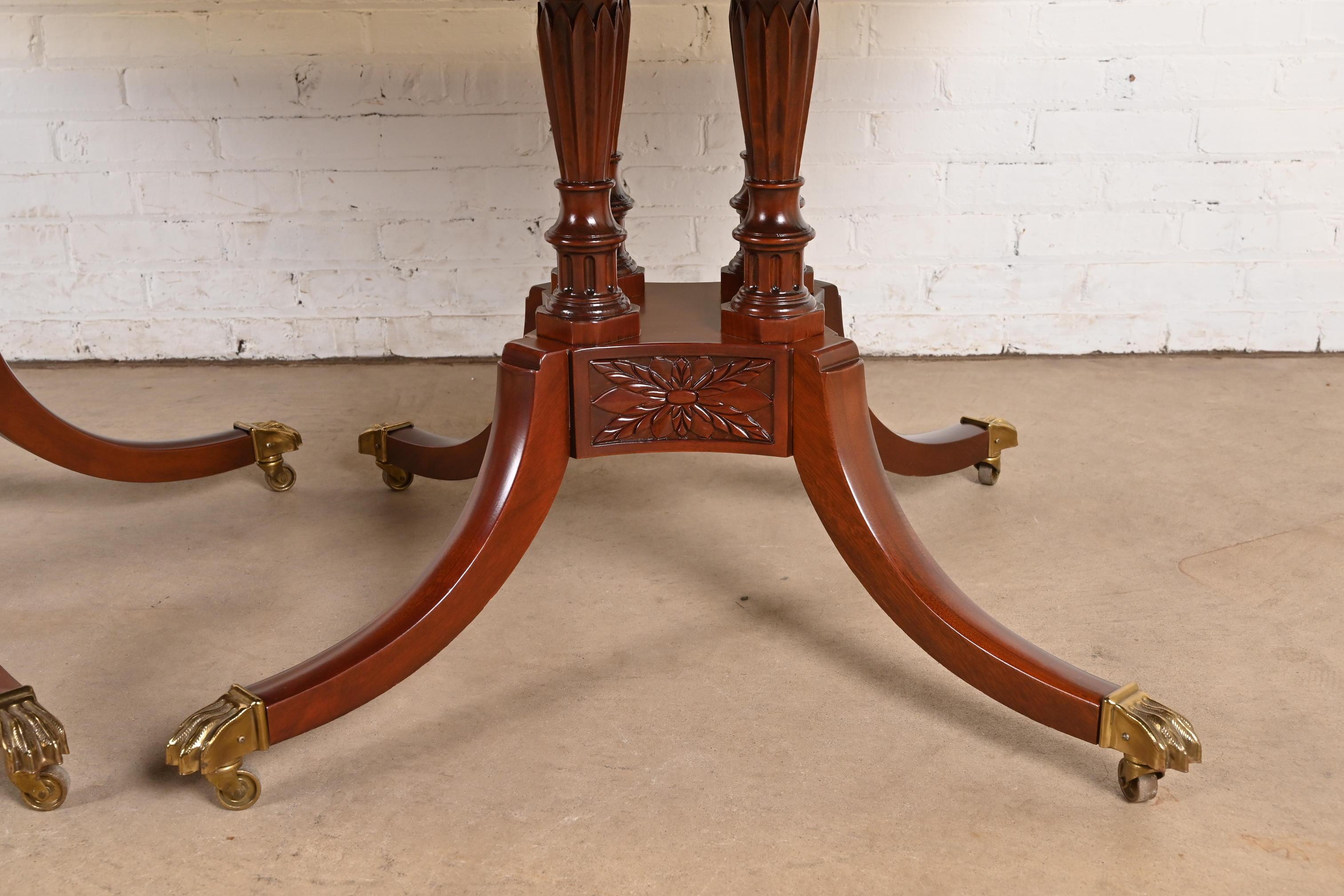 Baker Furniture Historic Charleston Georgian Banded Mahogany Table, Refinished en vente 4