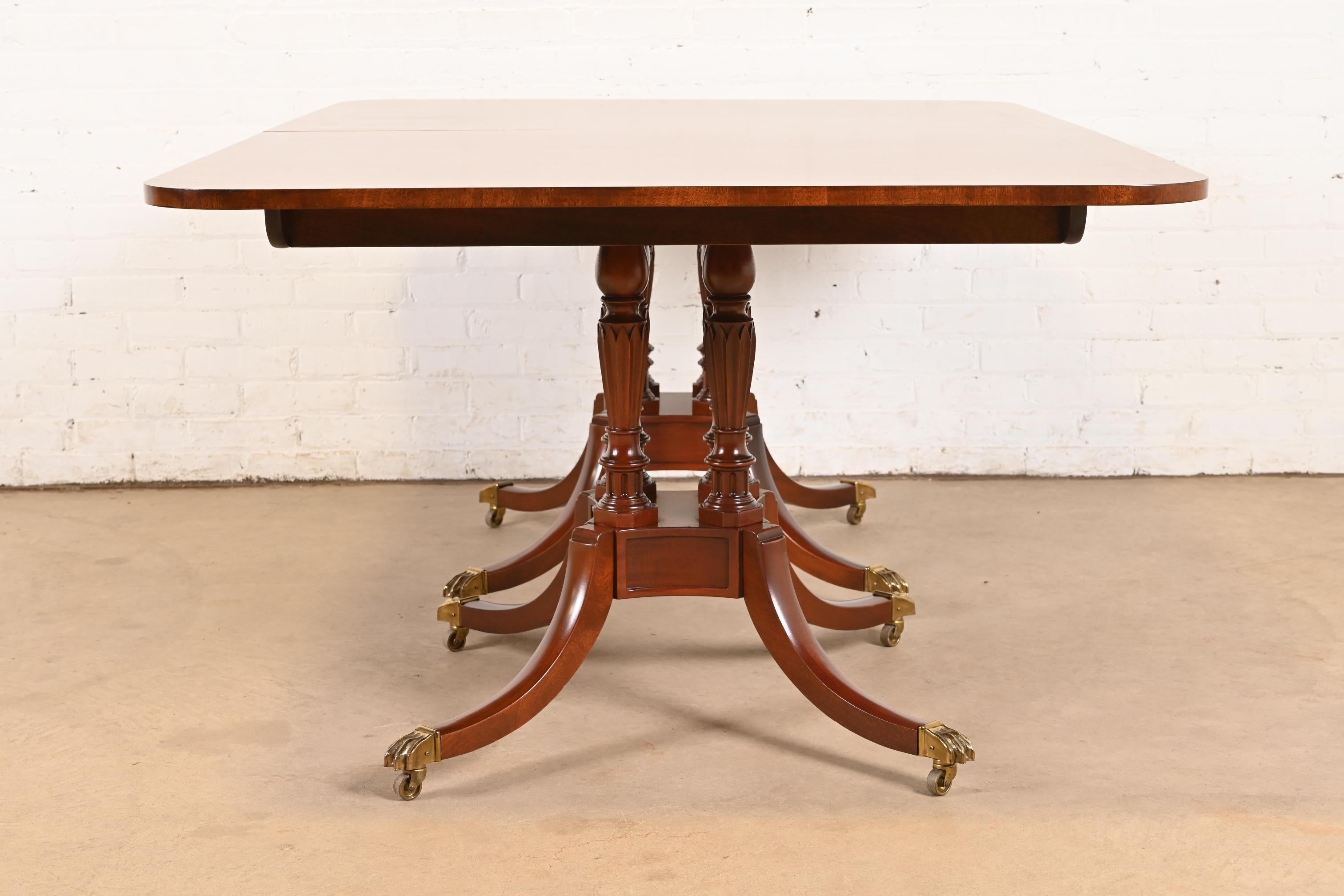 Baker Furniture Historic Charleston Georgian Banded Mahogany Table, Refinished en vente 5