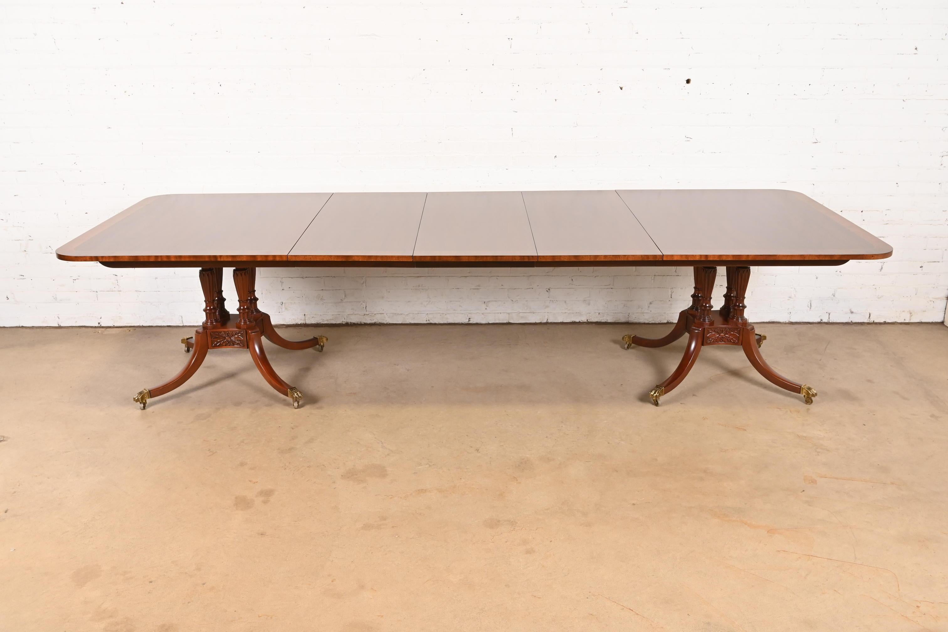 Exceptionnelle table à manger à rallonge à double piédestal de style Géorgien ou Régence.

Par Baker Furniture, collection 
