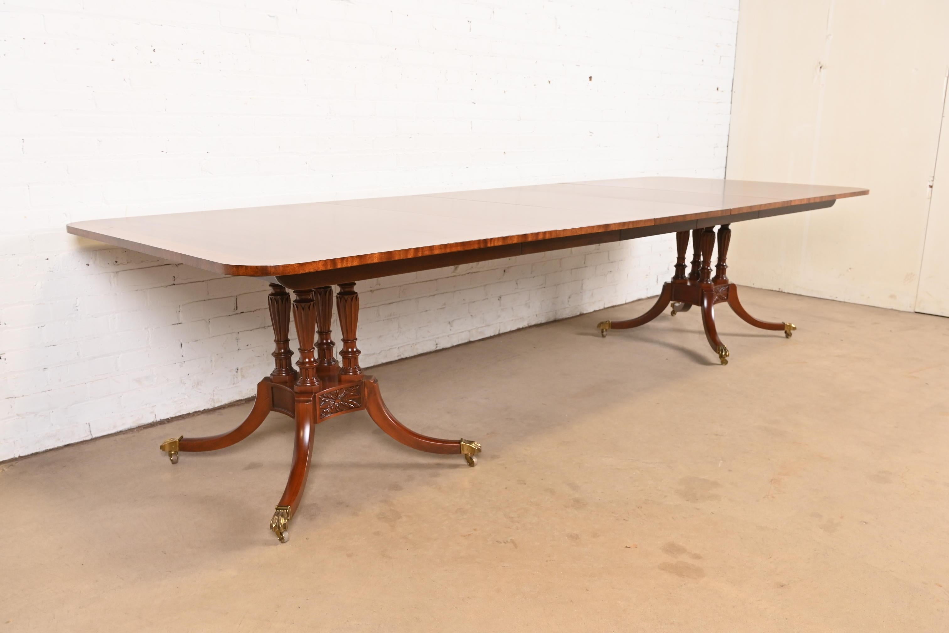 Baker Furniture Historic Charleston Georgian Banded Mahogany Table, Refinished Bon état - En vente à South Bend, IN