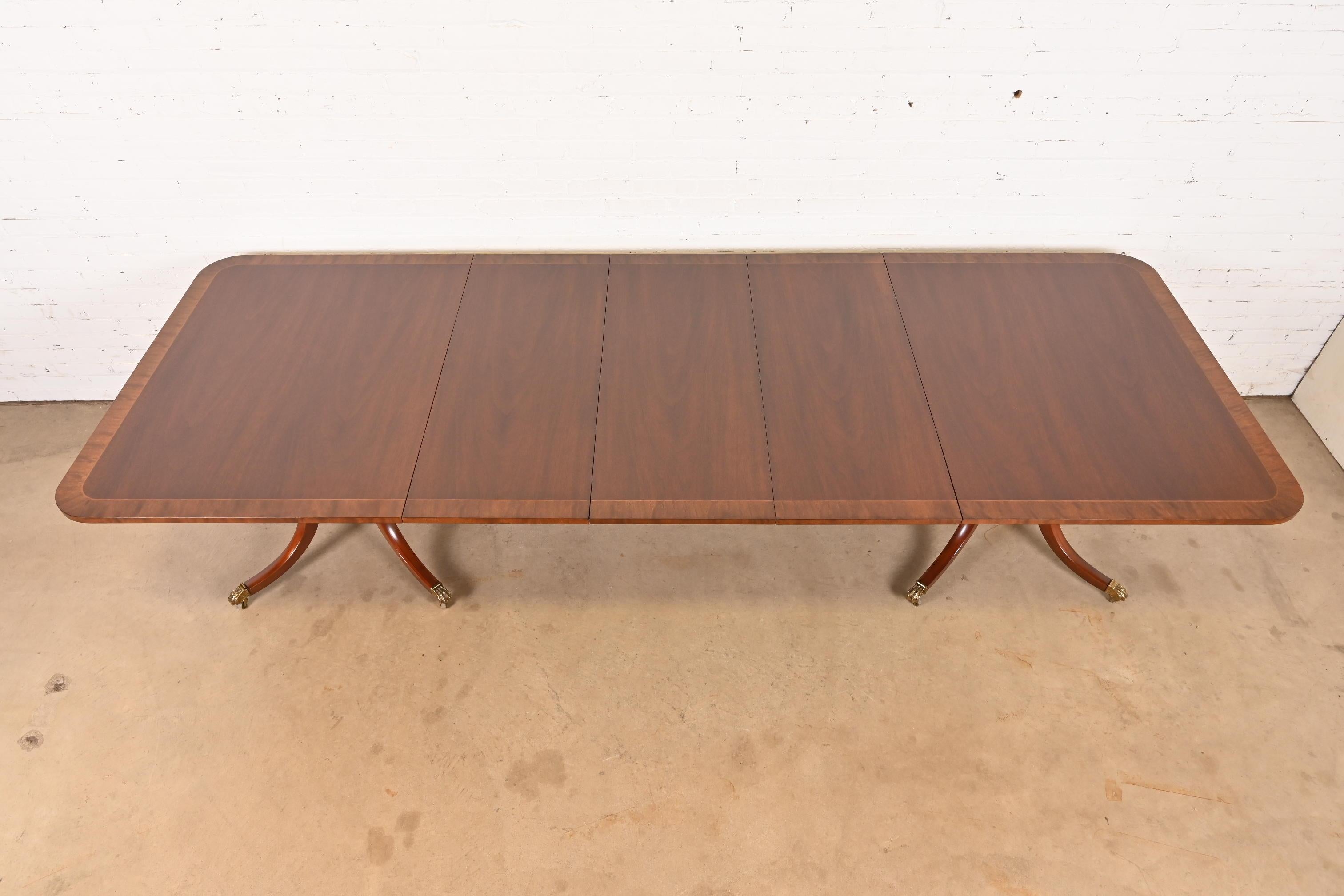 20ième siècle Baker Furniture Historic Charleston Georgian Banded Mahogany Table, Refinished en vente