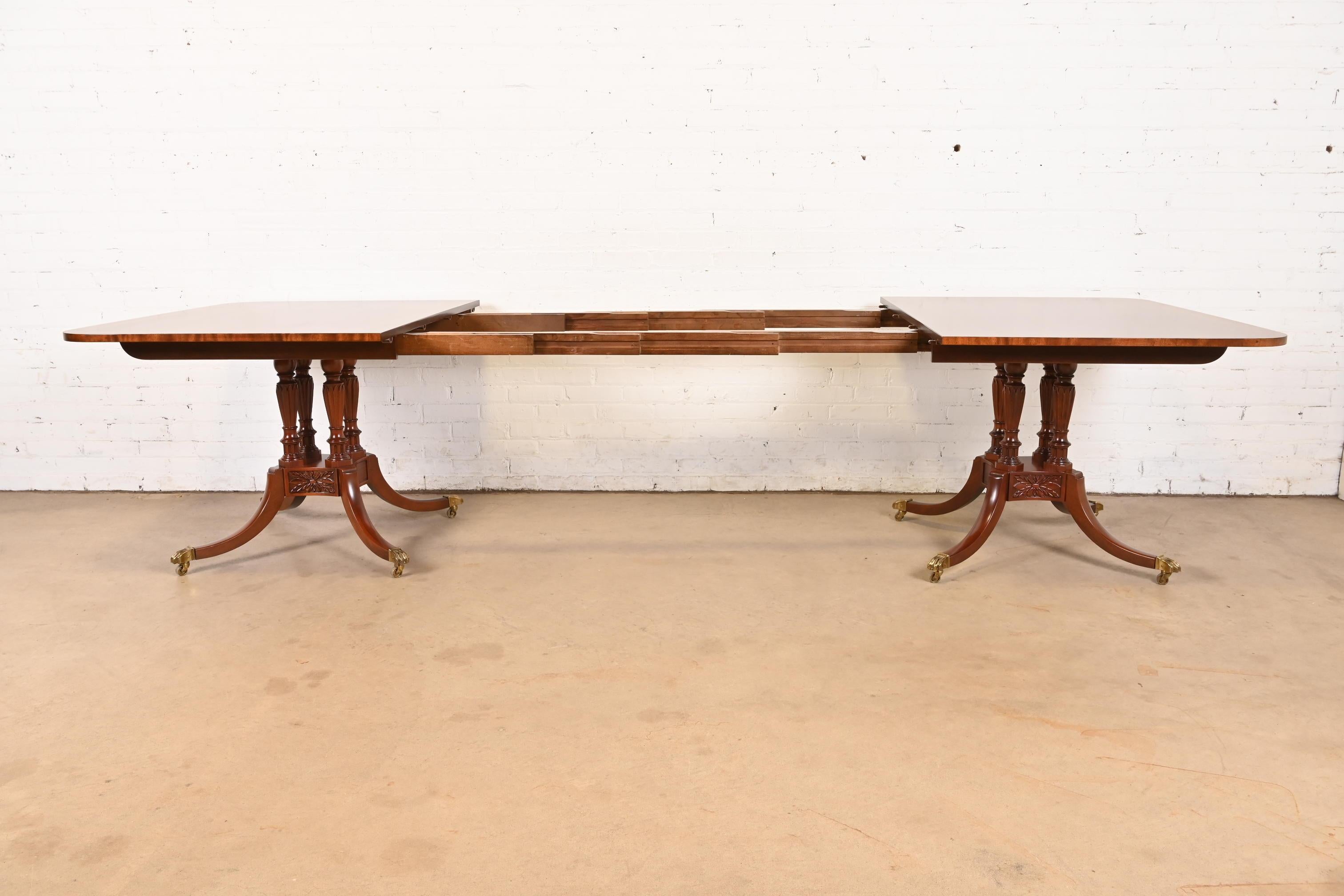 Laiton Baker Furniture Historic Charleston Georgian Banded Mahogany Table, Refinished en vente