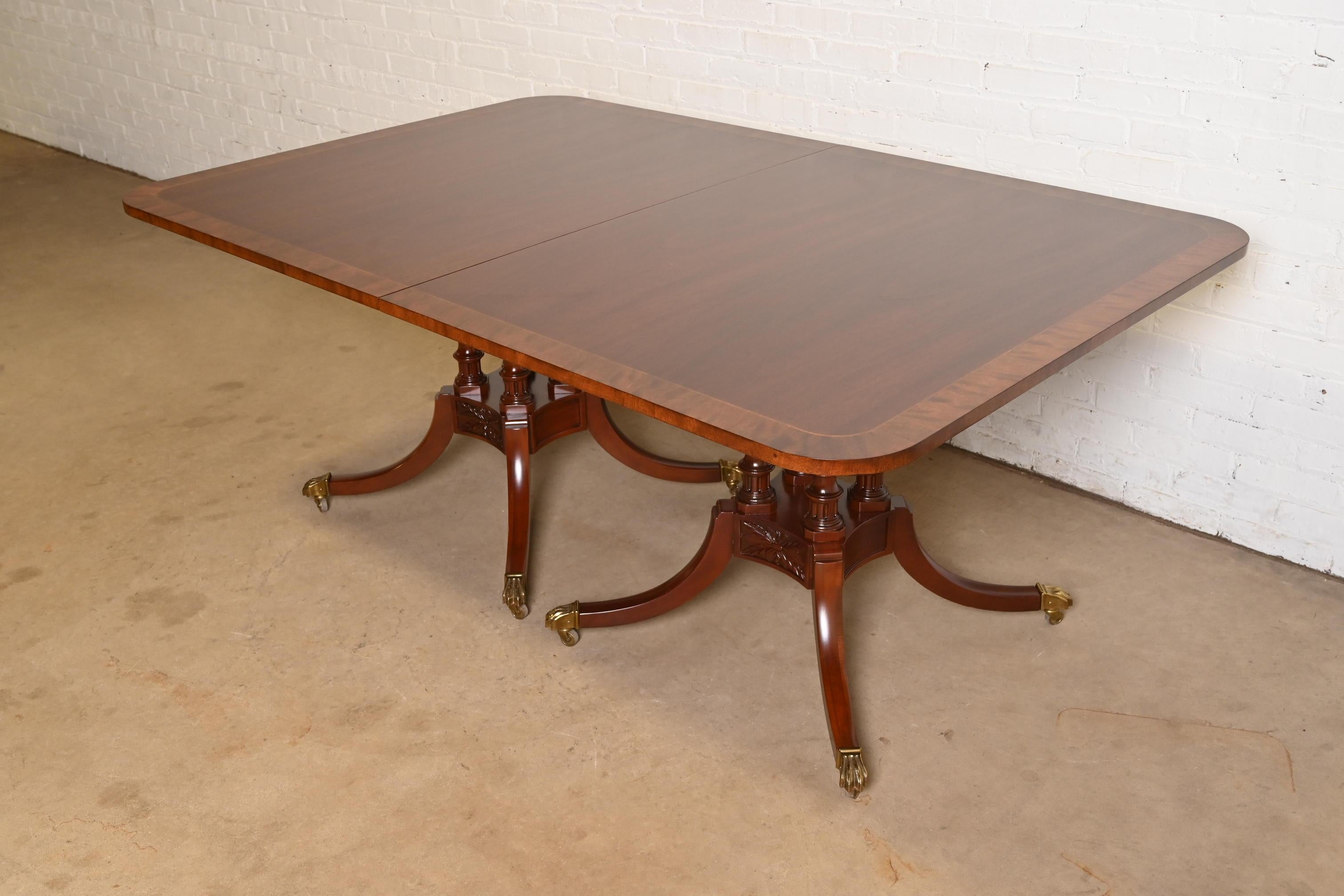 Baker Furniture Historic Charleston Georgian Banded Mahogany Table, Refinished en vente 2