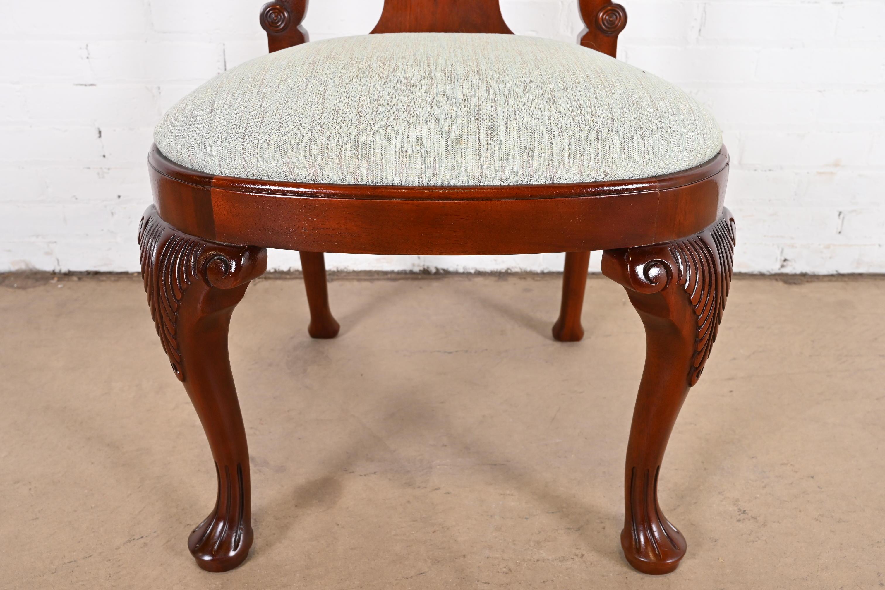 Chaises de salle à manger historiques en acajou sculpté de style géorgien de Charleston de Baker Furniture en vente 3