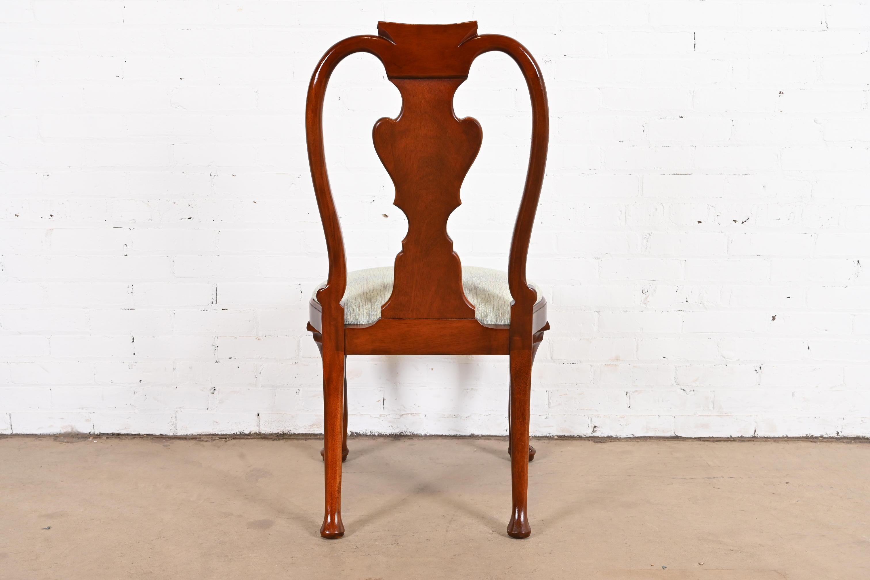 Chaises de salle à manger historiques en acajou sculpté de style géorgien de Charleston de Baker Furniture en vente 4