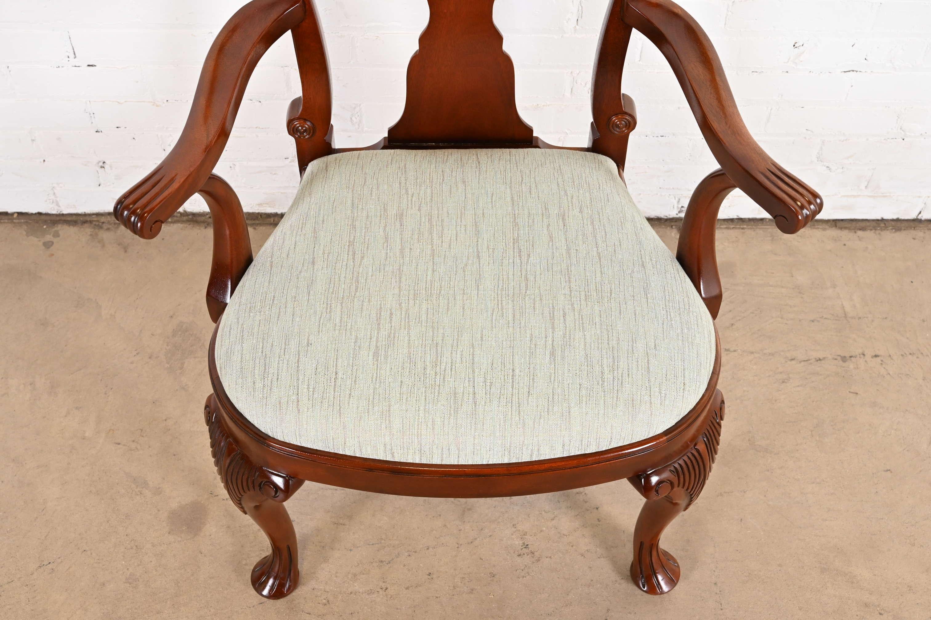 Charleston Georgianische geschnitzte Mahagoni-Esszimmerstühle von Baker Furniture im Angebot 8