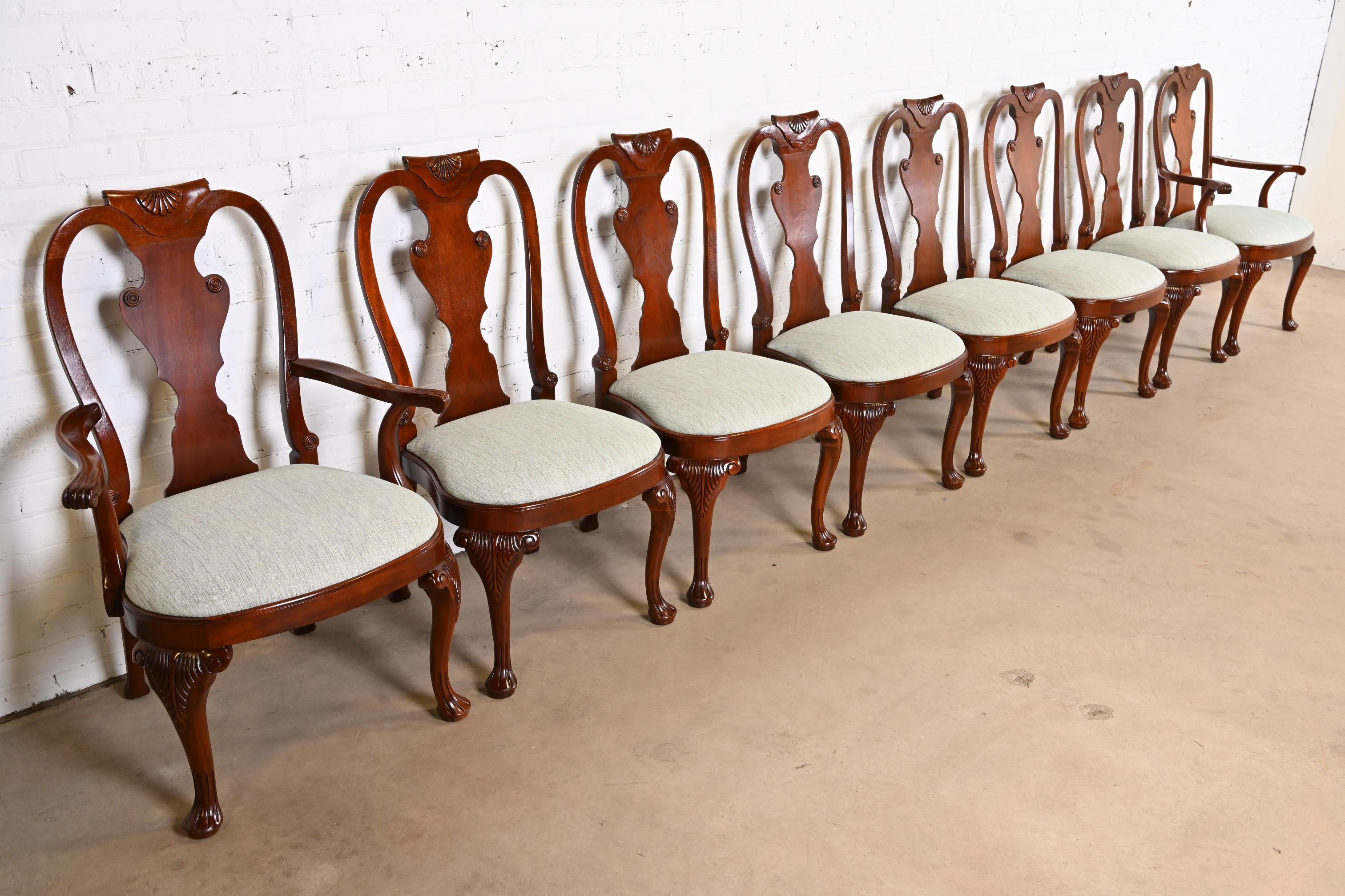 Un magnifique ensemble de huit chaises de salle à manger de style géorgien

Par Baker Furniture, 
