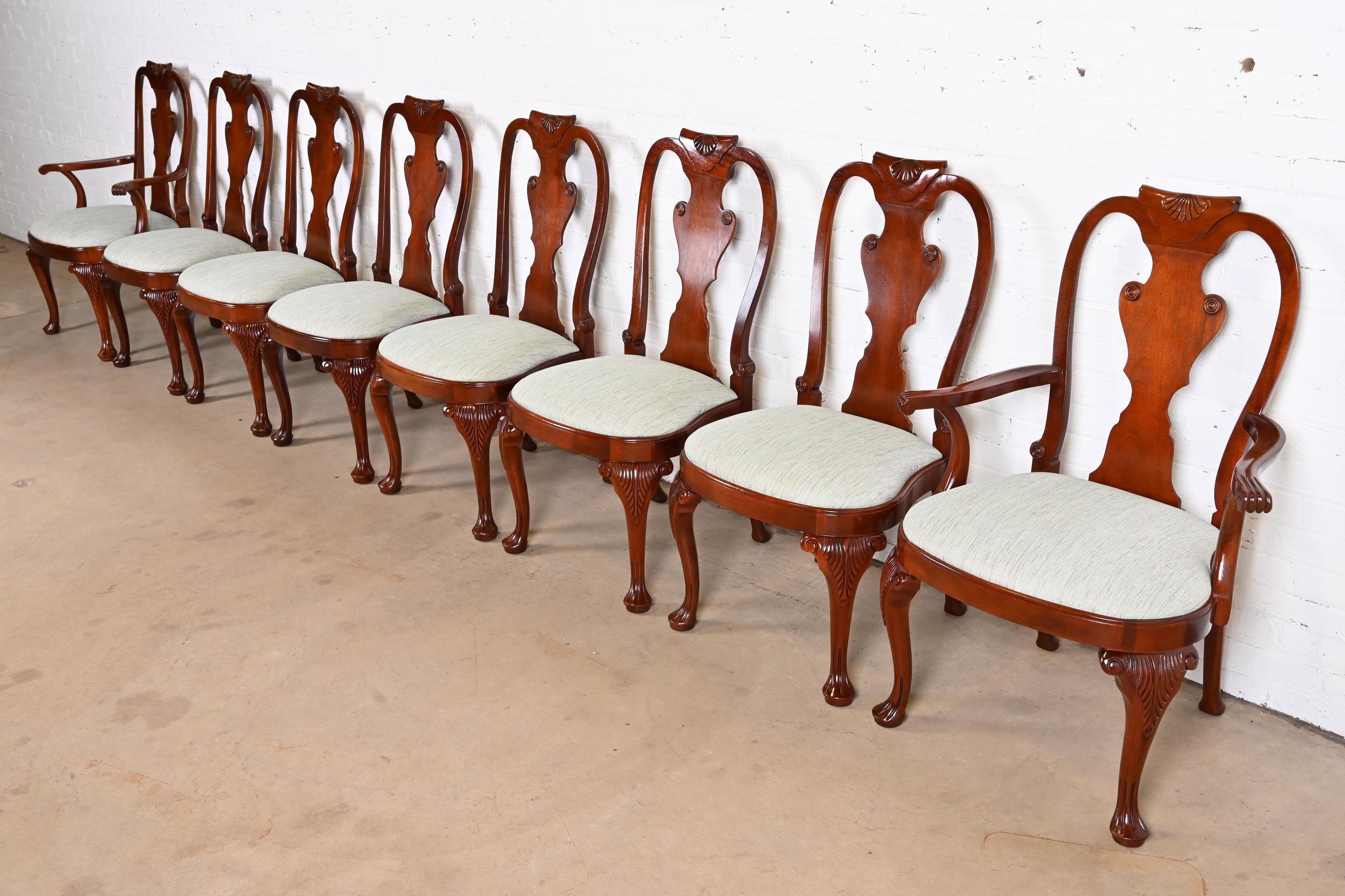 Chaises de salle à manger historiques en acajou sculpté de style géorgien de Charleston de Baker Furniture Bon état - En vente à South Bend, IN