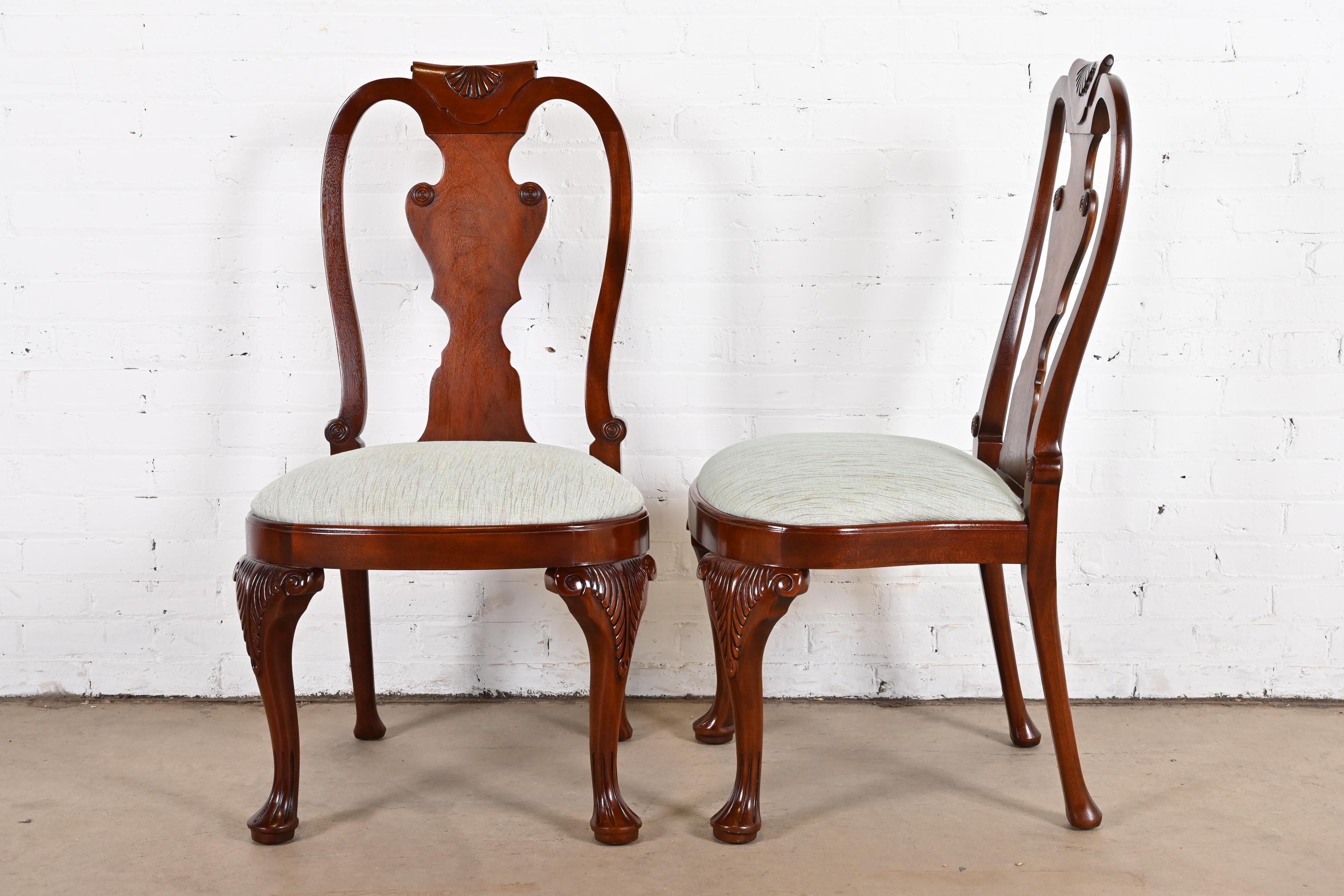 Tissu d'ameublement Chaises de salle à manger historiques en acajou sculpté de style géorgien de Charleston de Baker Furniture en vente