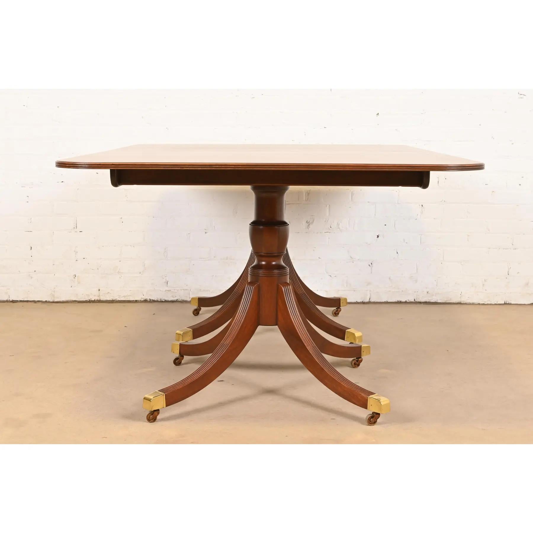 Baker Furniture Historic Charleston Georgian Dining Table, Newly Refinished For Sale 4