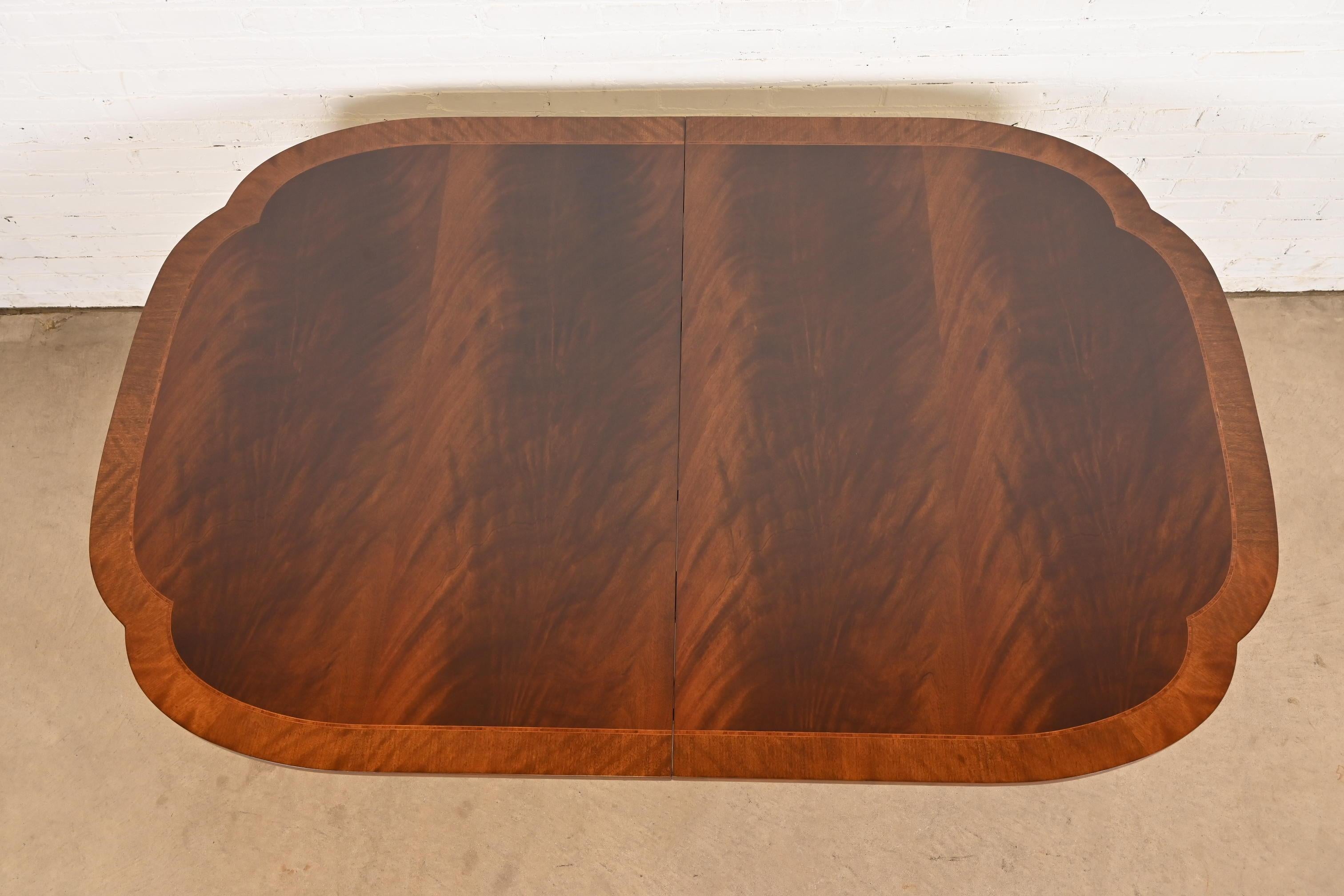 Baker Furniture Historic Charleston Georgian Dining Table, Newly Refinished For Sale 4