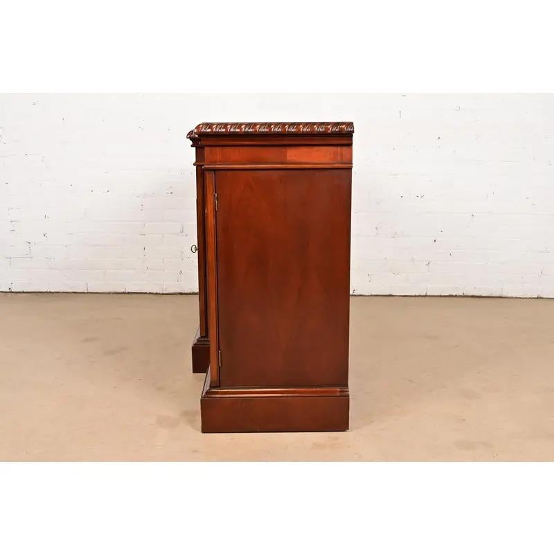 Baker Furniture Historic Charleston Georgian Flame Mahogany Breakfront Sideboard in vendita 6