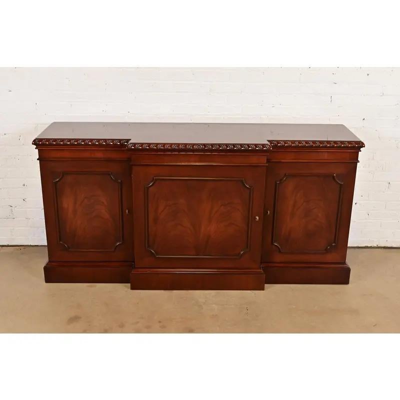 Una splendida credenza buffet, credenza o mobile bar in stile georgiano o Chippendale.

Da Baker Furniture, Collezione 