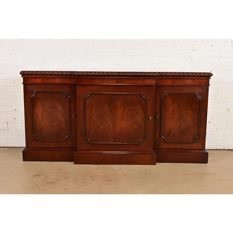 Georgiano Baker Furniture Historic Charleston Georgian Flame Mahogany Breakfront Sideboard in vendita