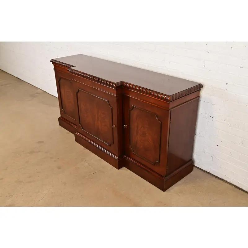 Americano Baker Furniture Historic Charleston Georgian Flame Mahogany Breakfront Sideboard in vendita