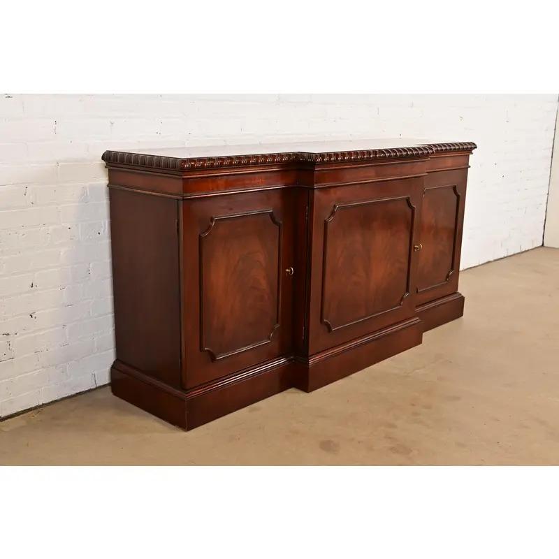 Baker Furniture Historic Charleston Georgian Flame Mahogany Breakfront Sideboard In condizioni buone in vendita a South Bend, IN
