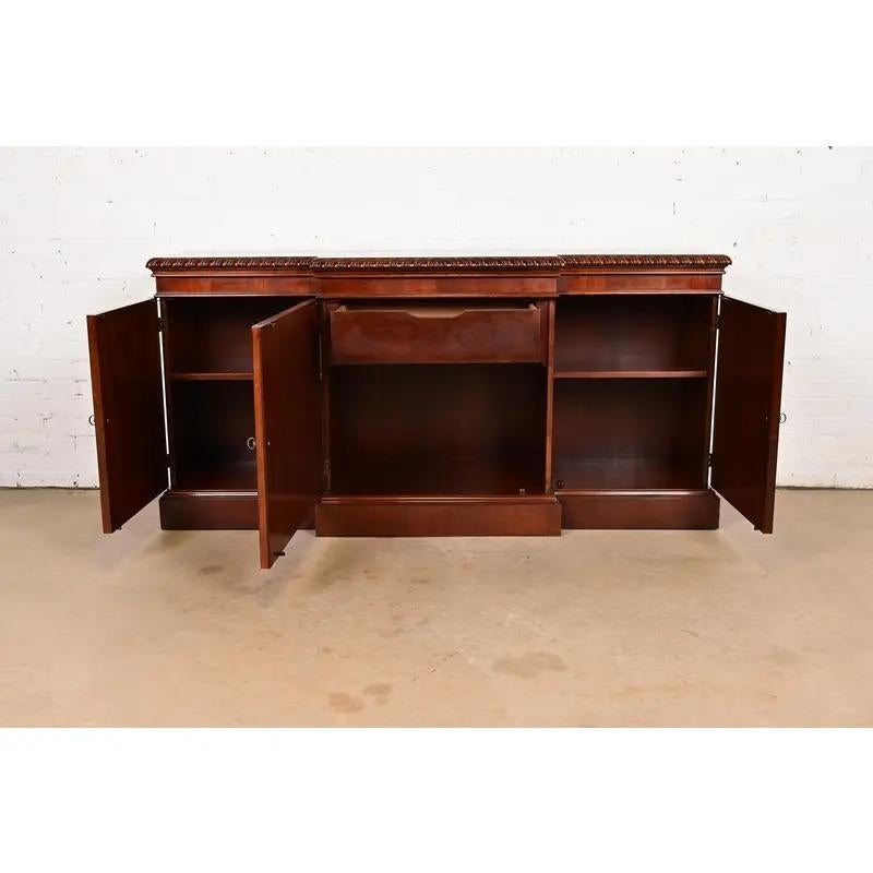 XX secolo Baker Furniture Historic Charleston Georgian Flame Mahogany Breakfront Sideboard in vendita