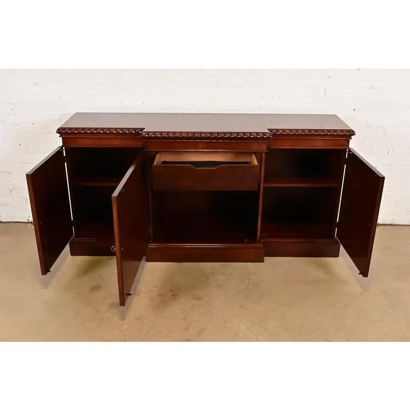 Ottone Baker Furniture Historic Charleston Georgian Flame Mahogany Breakfront Sideboard in vendita