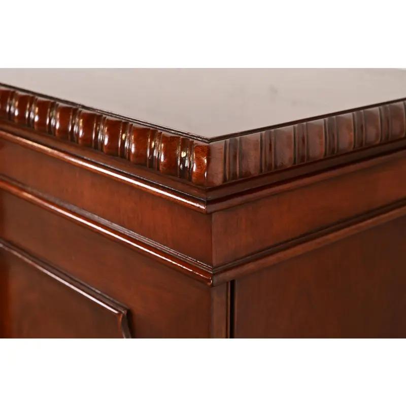 Baker Furniture Historic Charleston Georgian Flame Mahogany Breakfront Sideboard in vendita 1