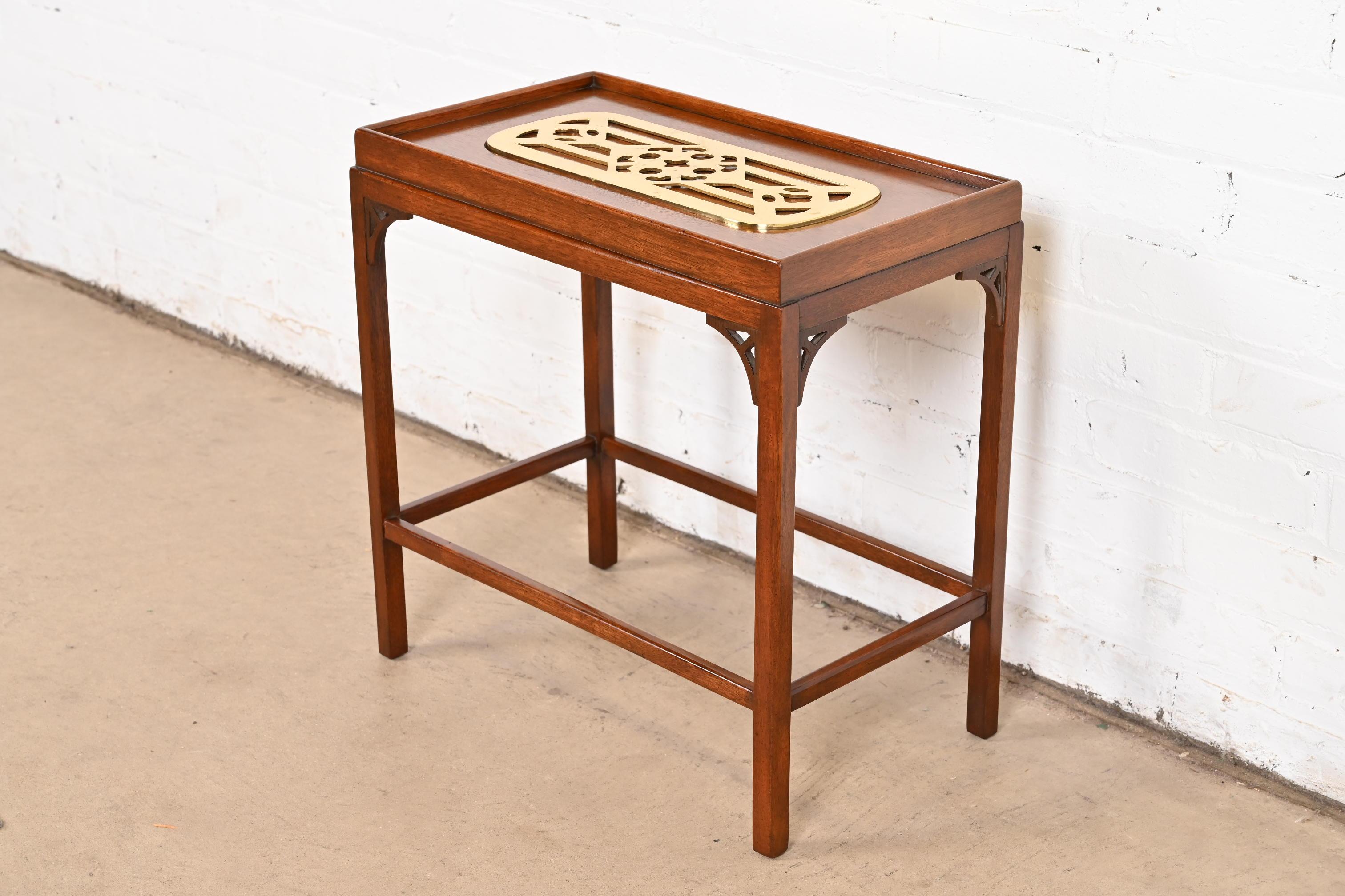 Una preciosa mesa de té o auxiliar de estilo georgiano o Chippendale

De Baker Furniture, Colección 