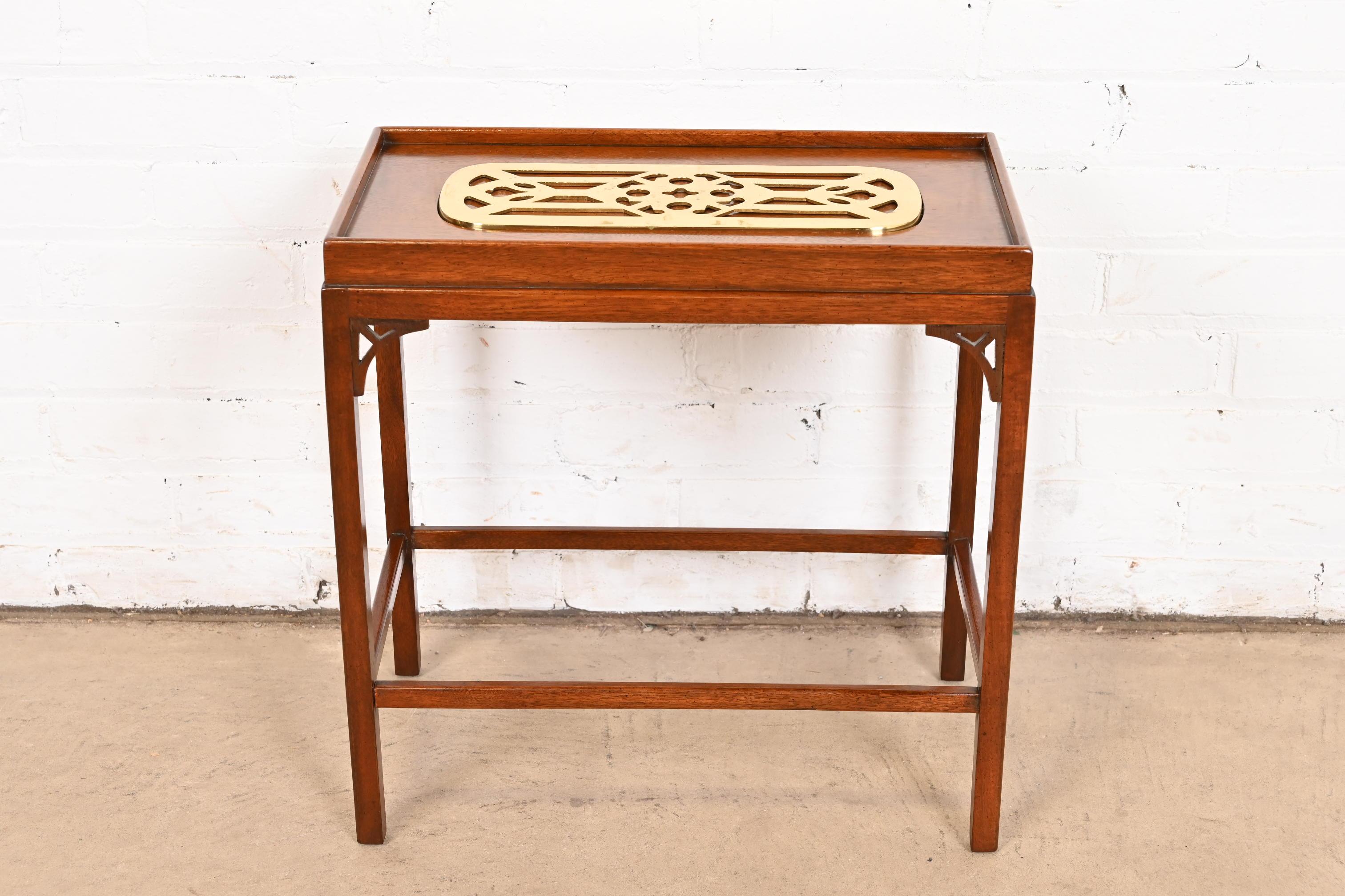 Baker Furniture Mesa de té georgiana histórica de caoba y latón de Charleston Georgiano