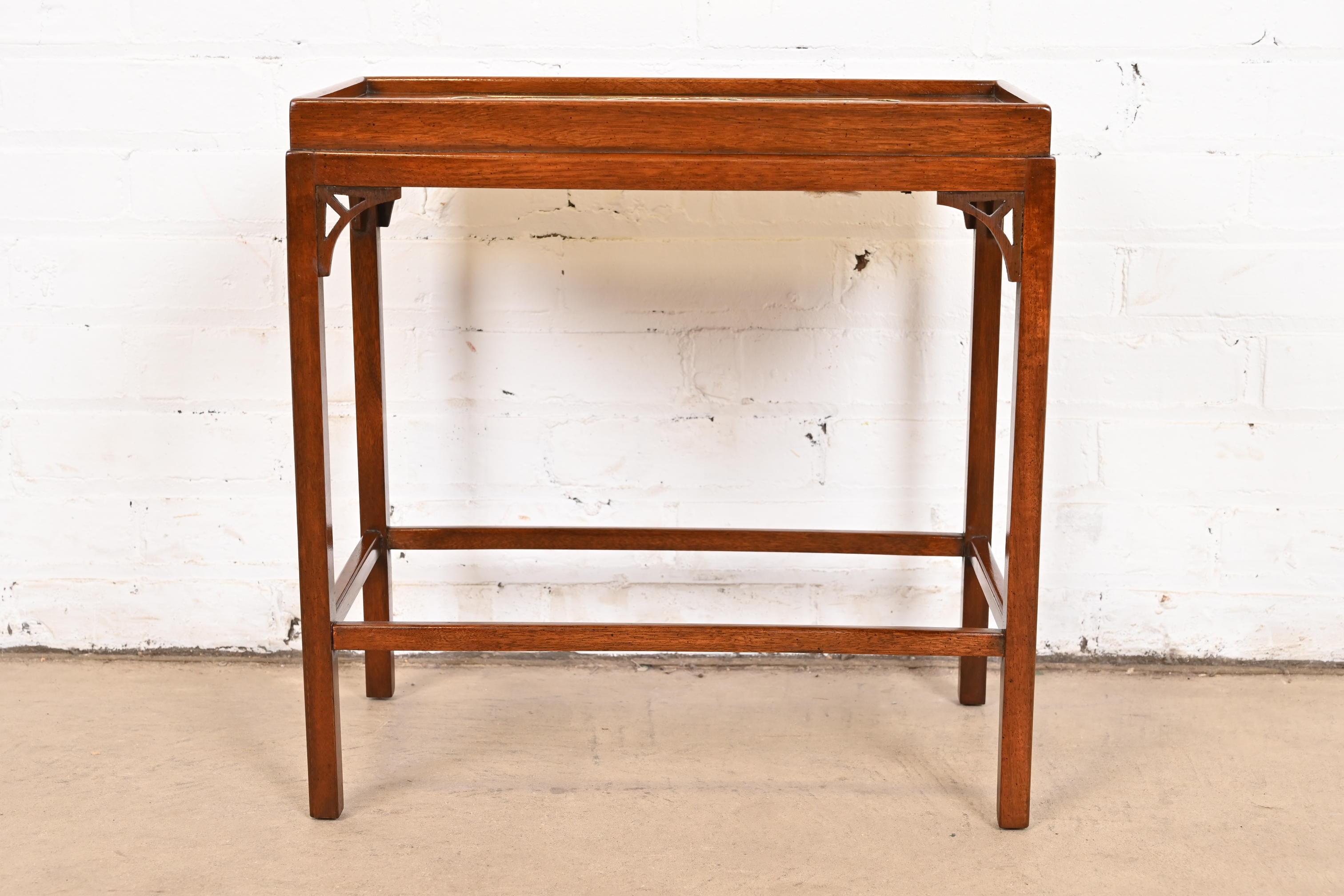 Baker Furniture Mesa de té georgiana histórica de caoba y latón de Charleston Estadounidense