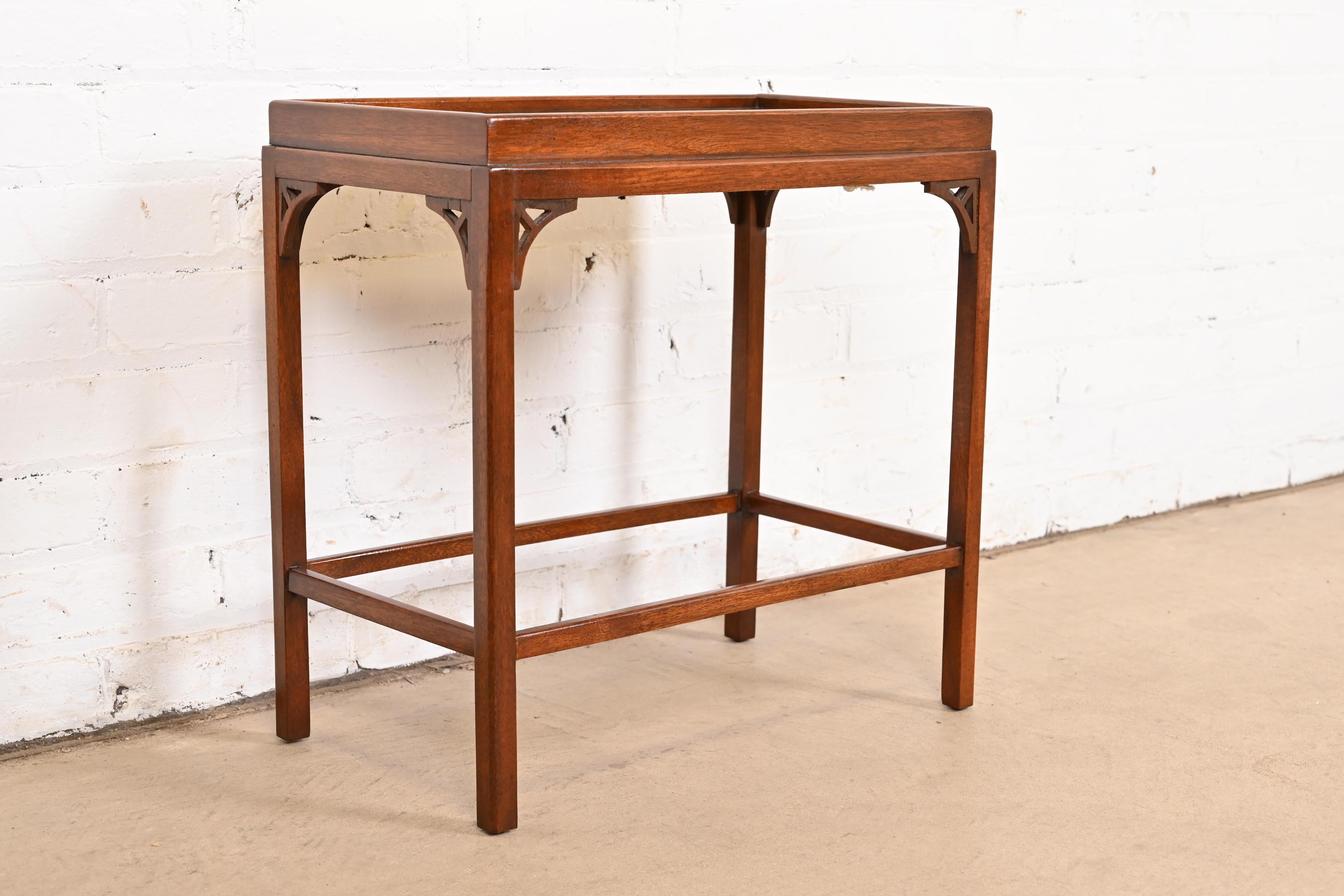 Baker Furniture Mesa de té georgiana histórica de caoba y latón de Charleston en Bueno Estado en South Bend, IN