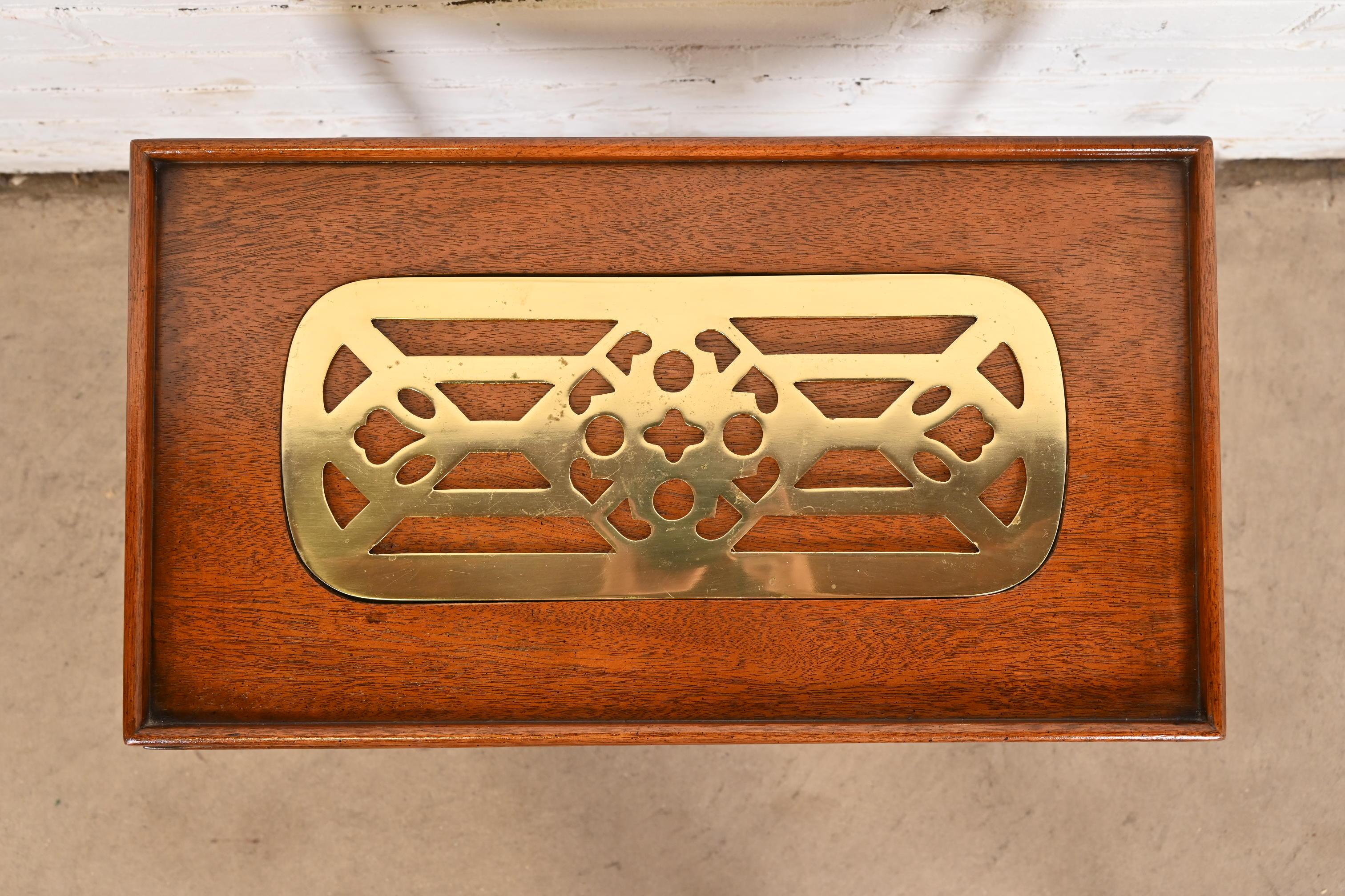Baker Furniture Mesa de té georgiana histórica de caoba y latón de Charleston finales del siglo XX