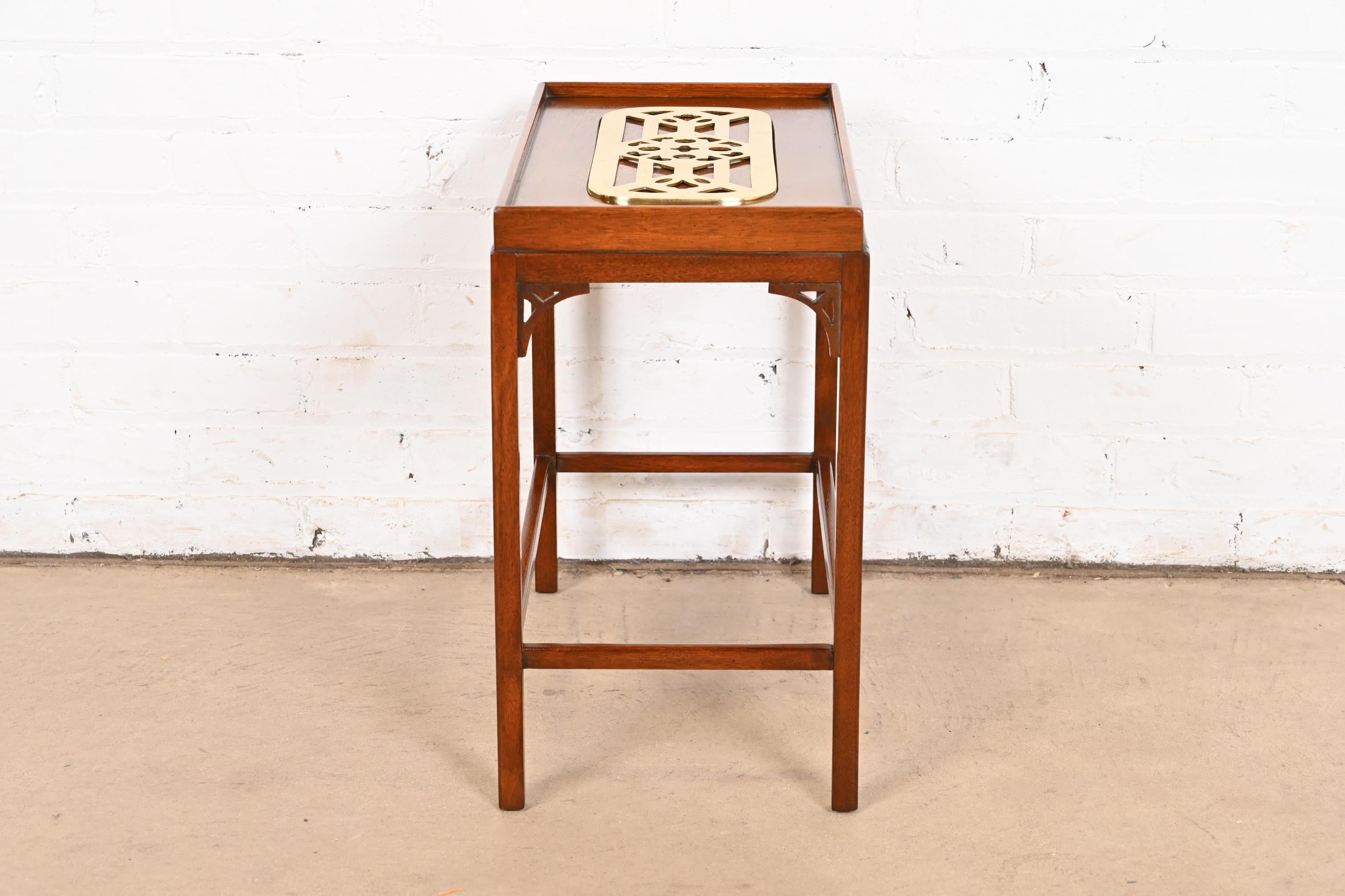 Baker Furniture Mesa de té georgiana histórica de caoba y latón de Charleston 1