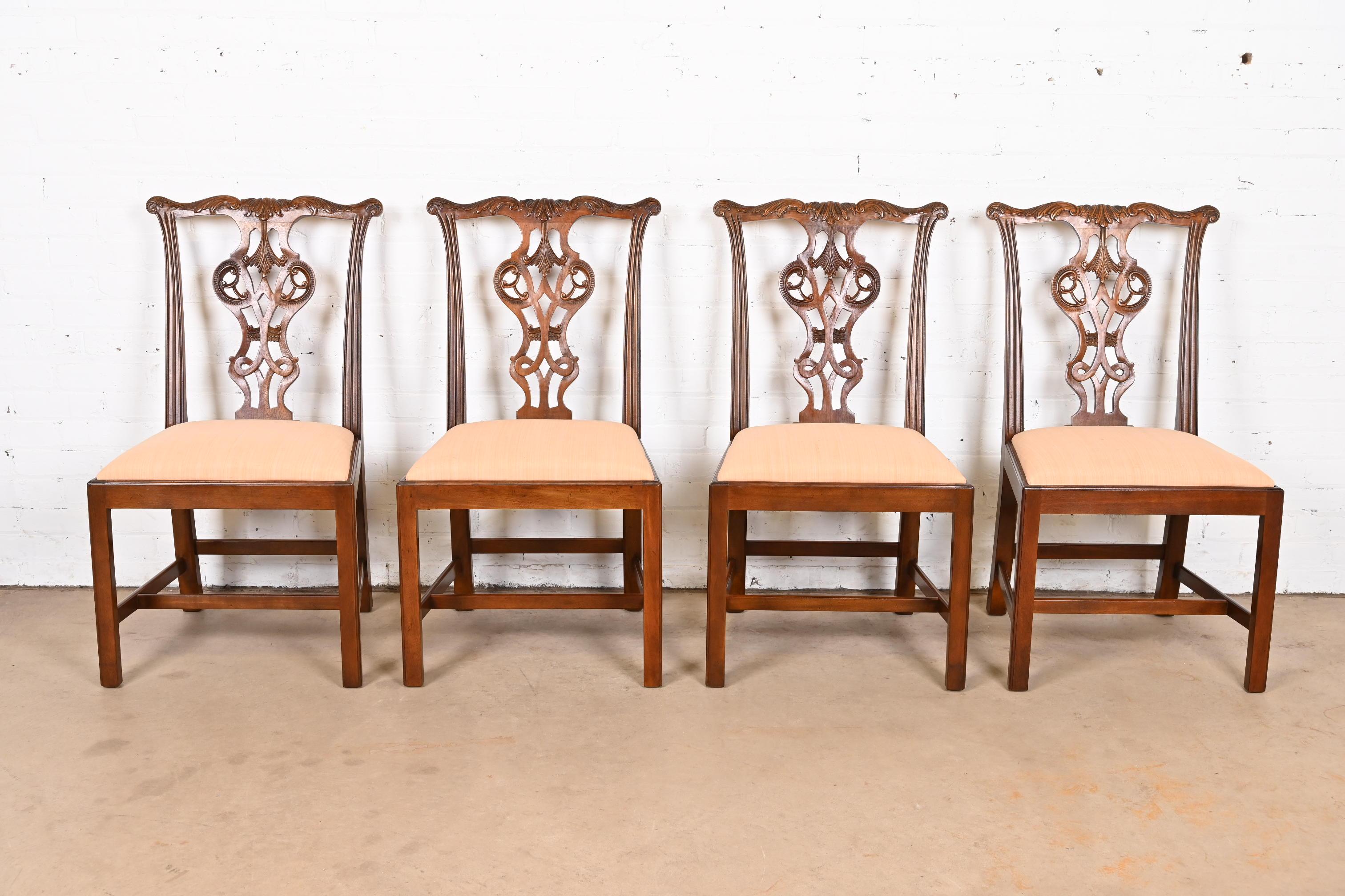 Uno splendido set di quattro sedie da pranzo in stile Chippendale o Georgiano

Di Baker Furniture, 
