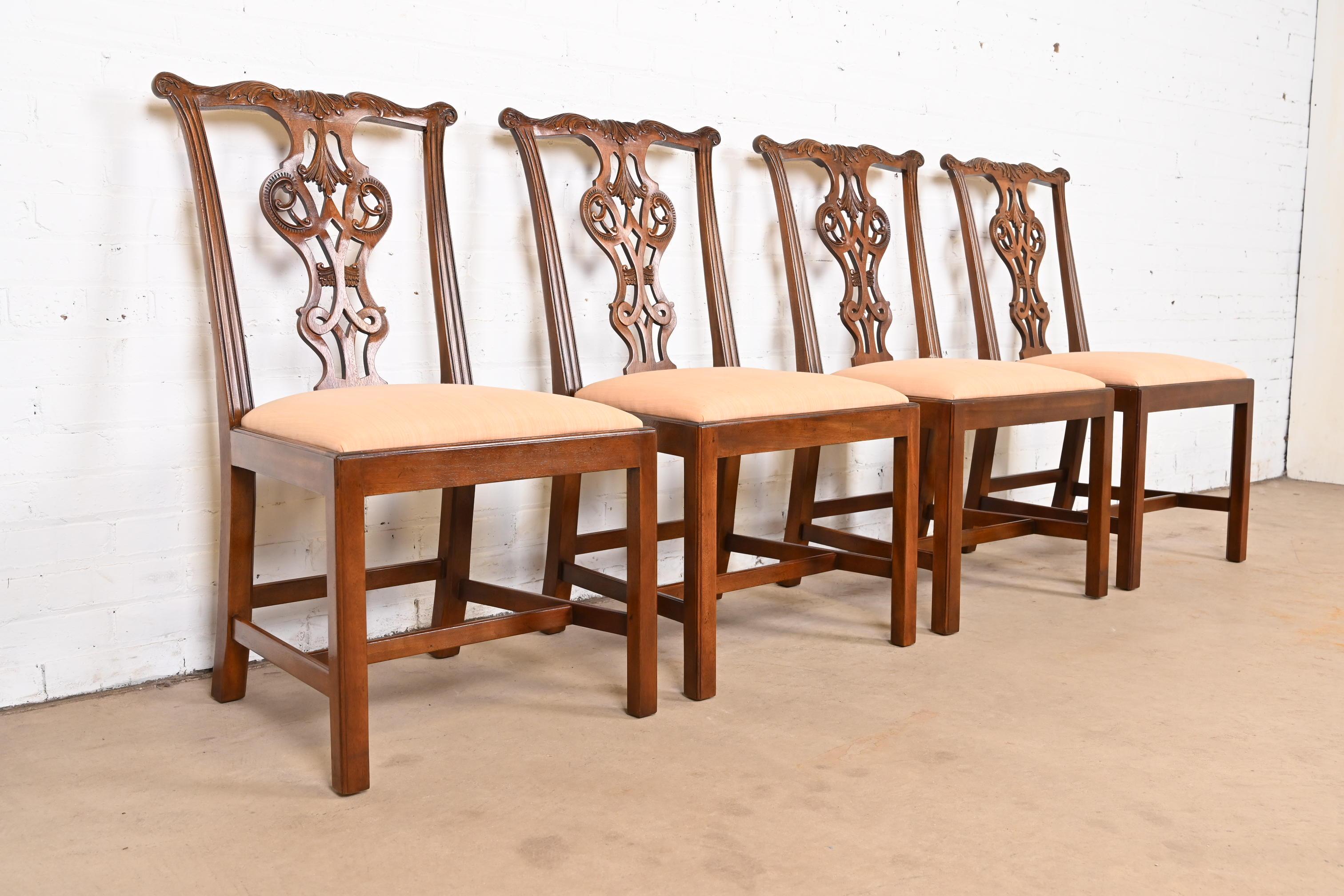 Tappezzeria Baker Furniture Sedie da pranzo in mogano georgiano di Charleston, set di 4 pezzi in vendita