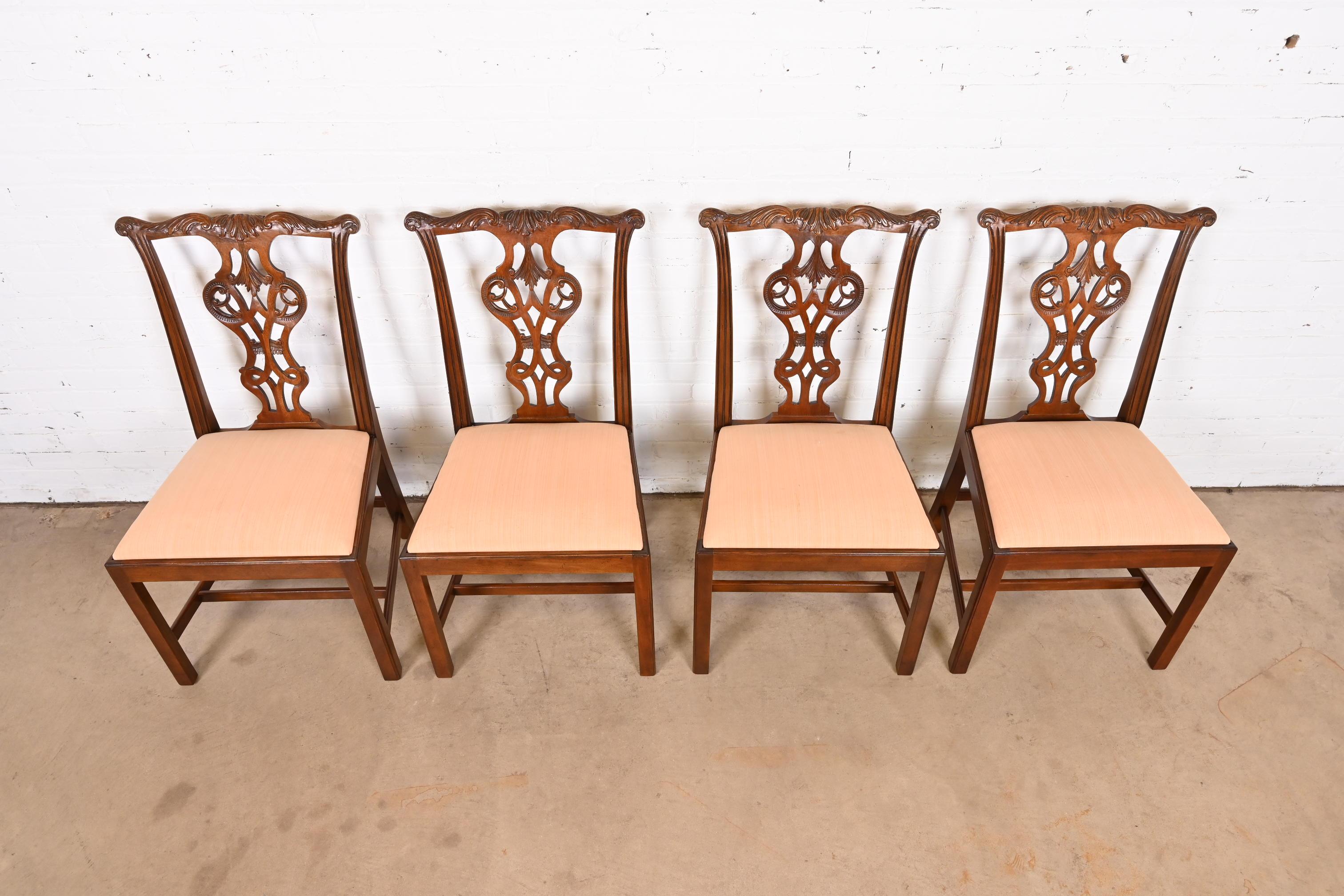 Baker Furniture Sedie da pranzo in mogano georgiano di Charleston, set di 4 pezzi in vendita 1