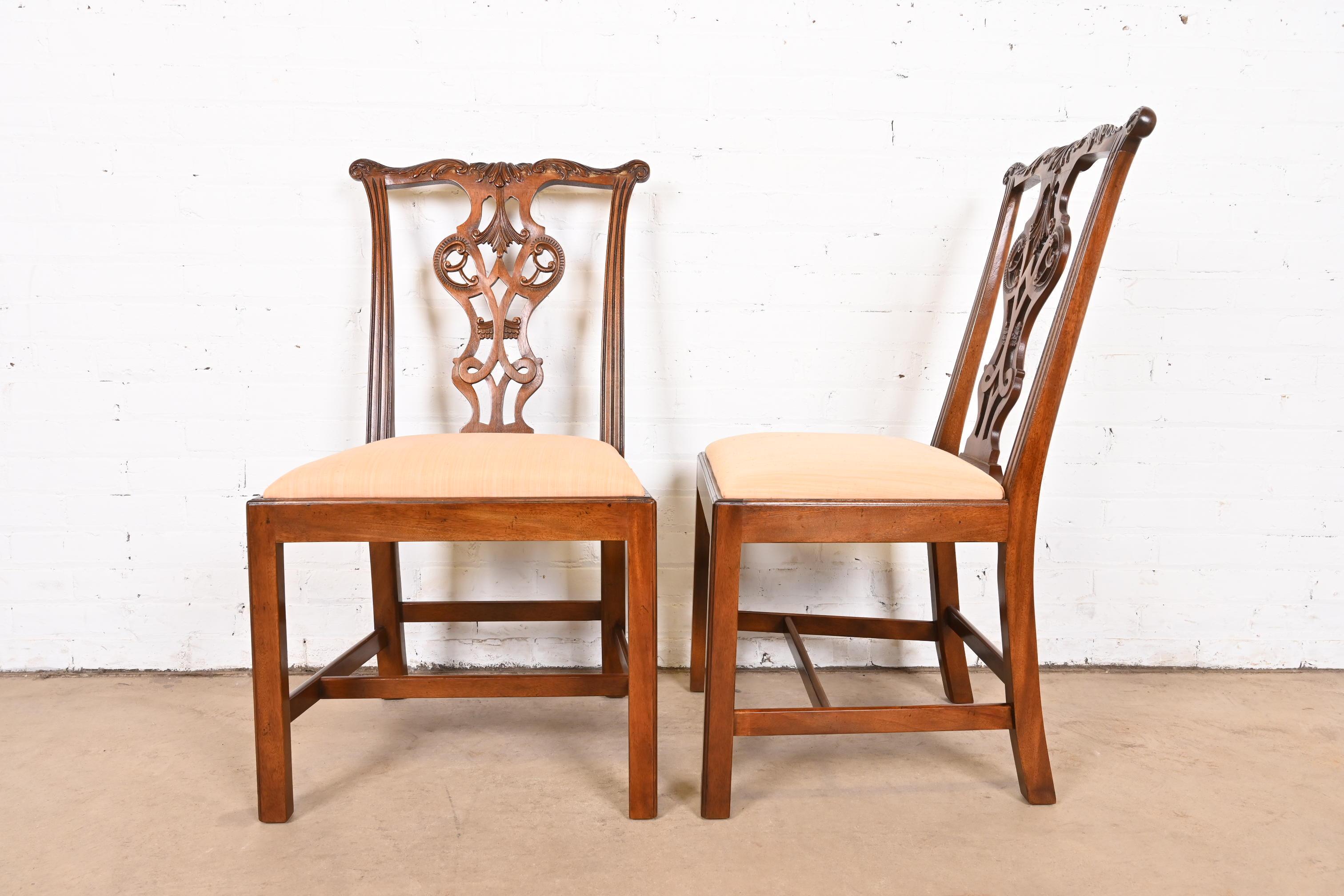 Baker Furniture Sedie da pranzo in mogano georgiano di Charleston, set di 4 pezzi in vendita 2