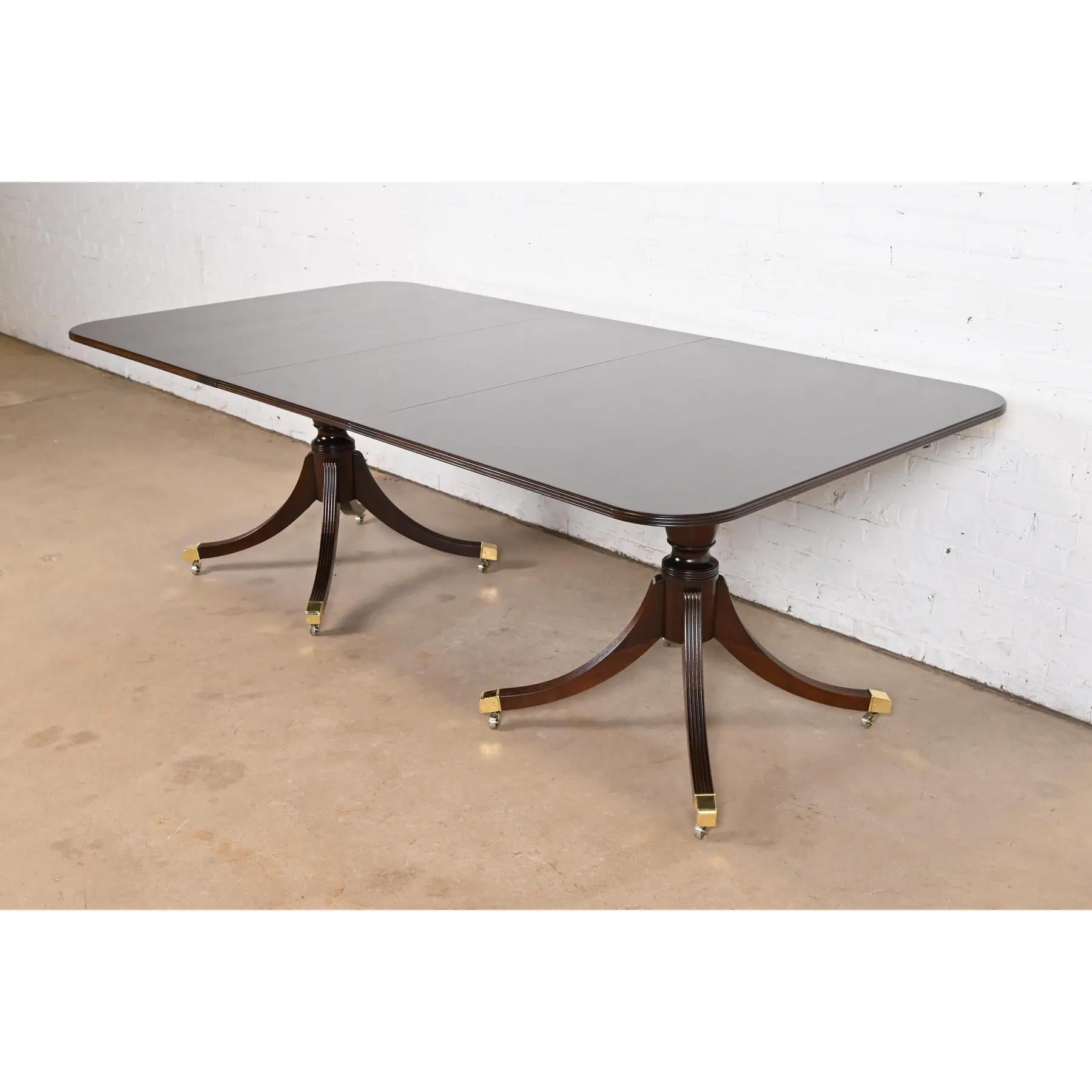 Magnifique table de salle à manger à double piédestal de style géorgien ou régence.

Par Baker Furniture, collection 