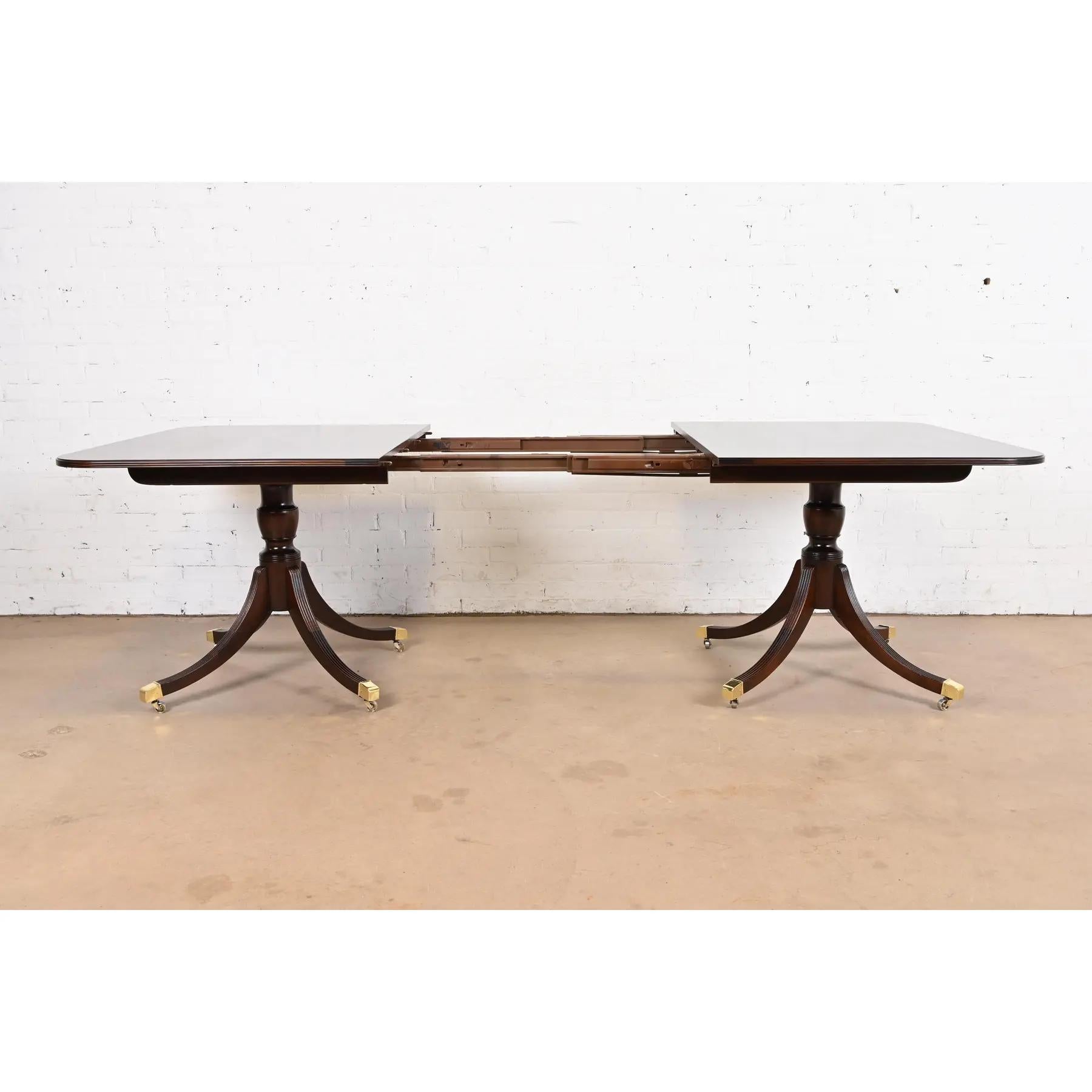 Laiton Table de salle à manger historique Charleston en acajou géorgien de Baker Furniture en vente