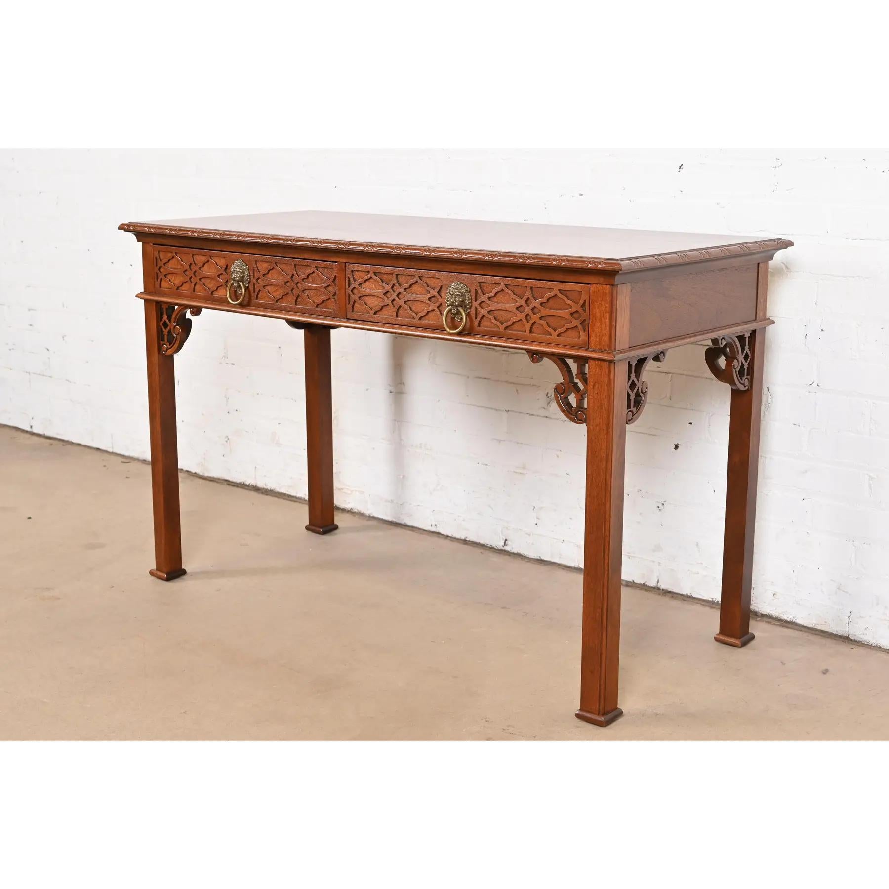 Ein prächtiger Schreibtisch im georgianischen oder Chippendale-Stil, ein Konsolentisch oder ein Sofatisch

Von Baker Furniture, 