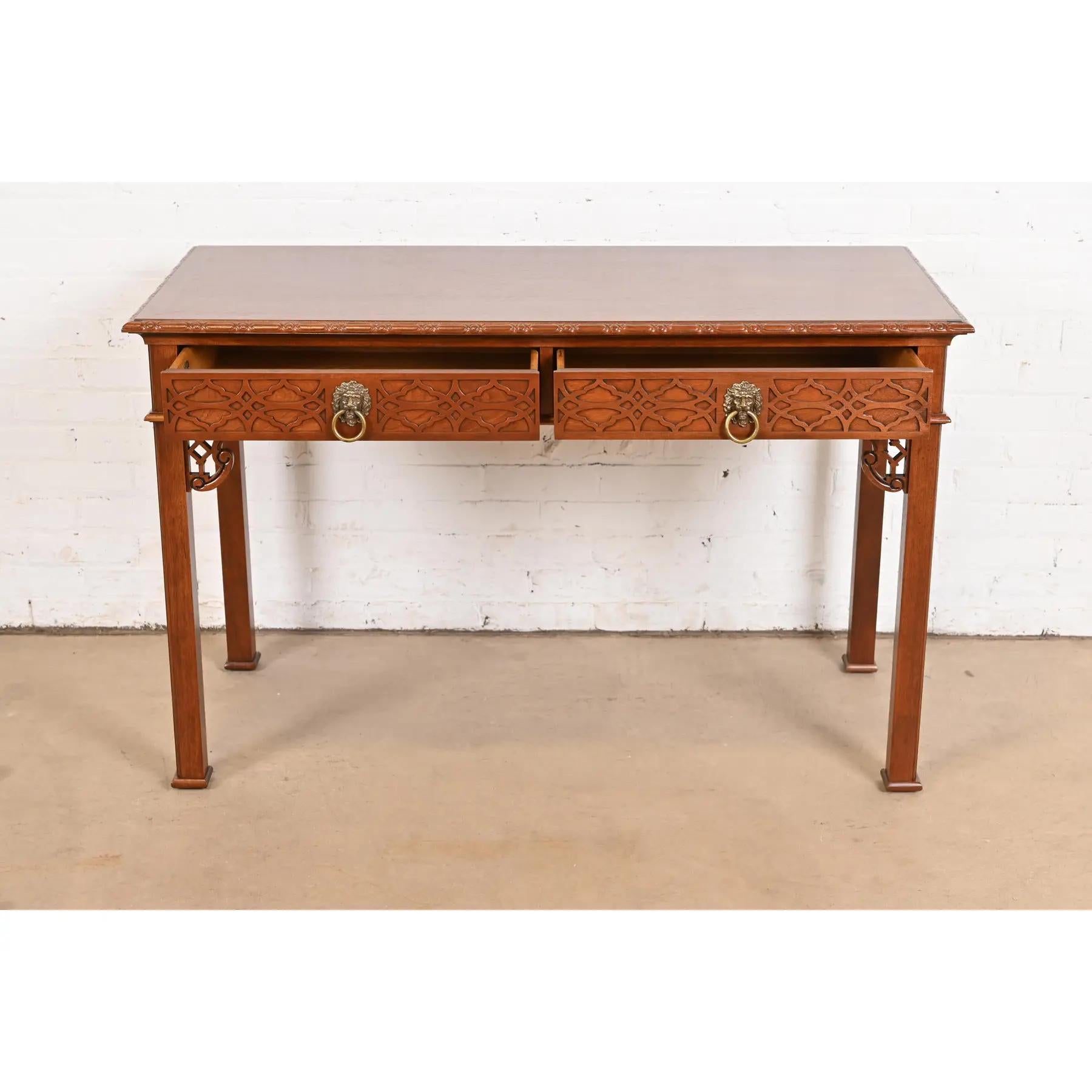 Baker Möbel Historisches Charleston Georgianisch  Schreibtisch, neu lackiert (Messing) im Angebot