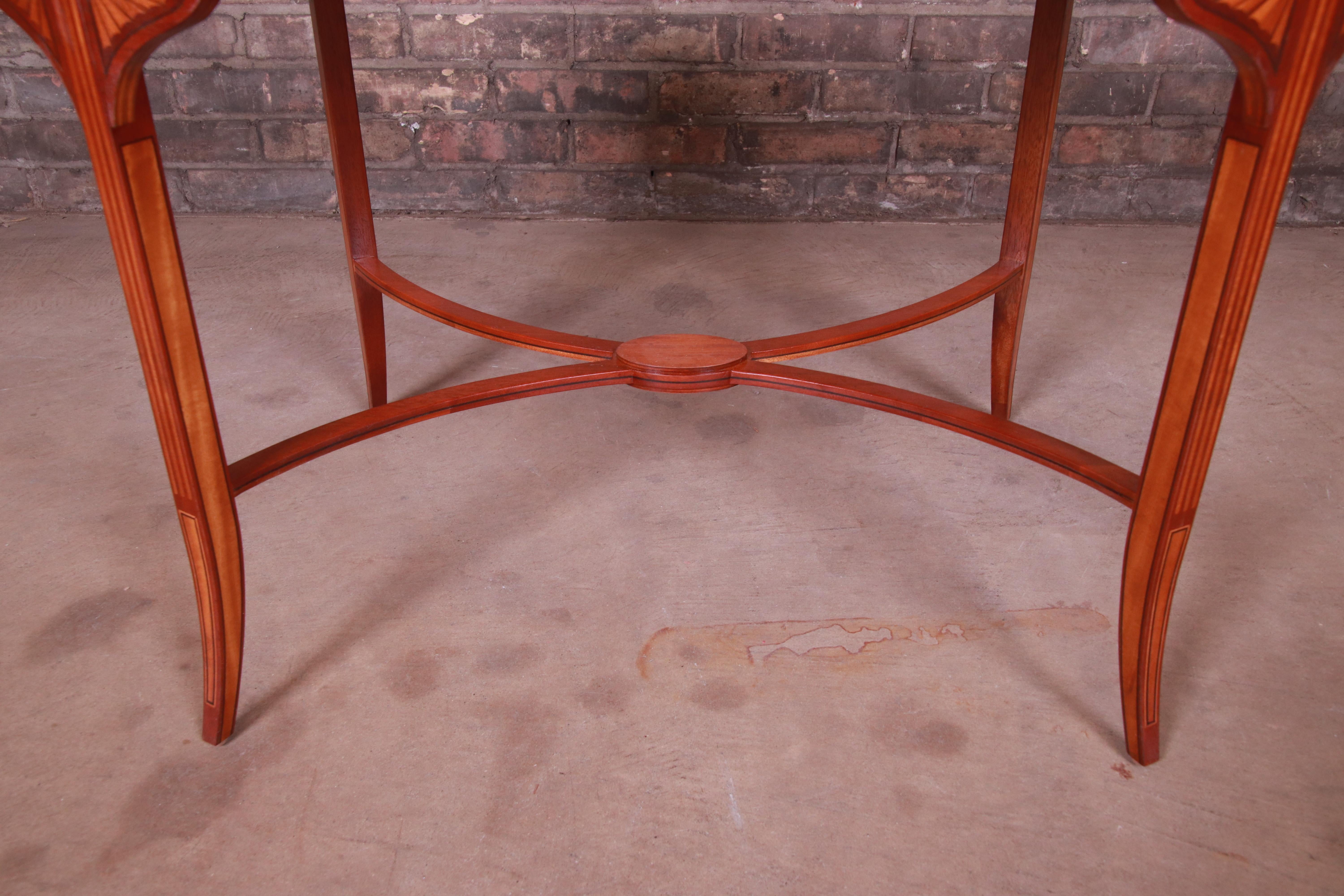 Baker Furniture Table basse historique Charleston en acajou incrusté et bois de citronnier en vente 3